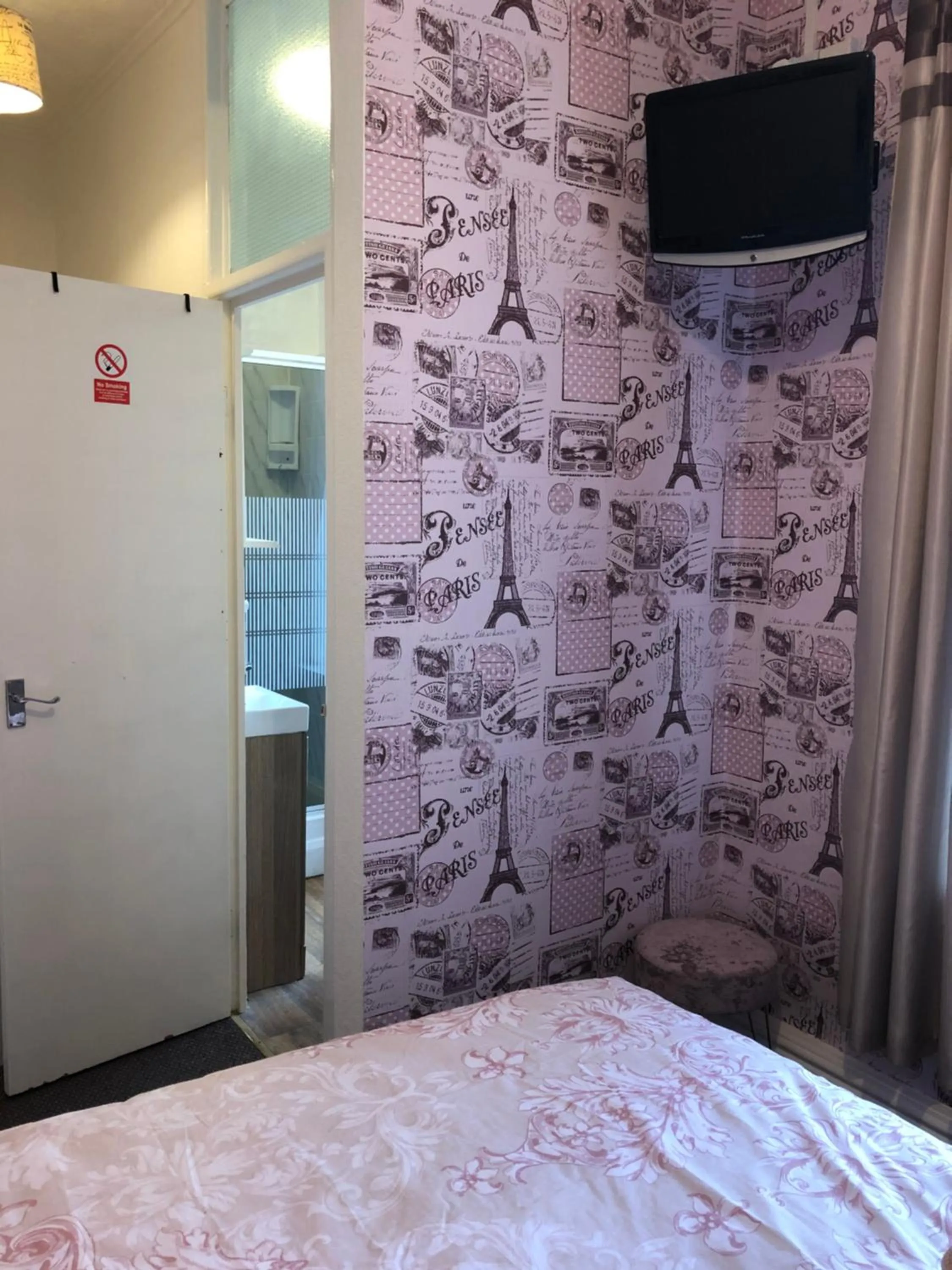 Bathroom, Bed in The Franklyn Hotel B&B