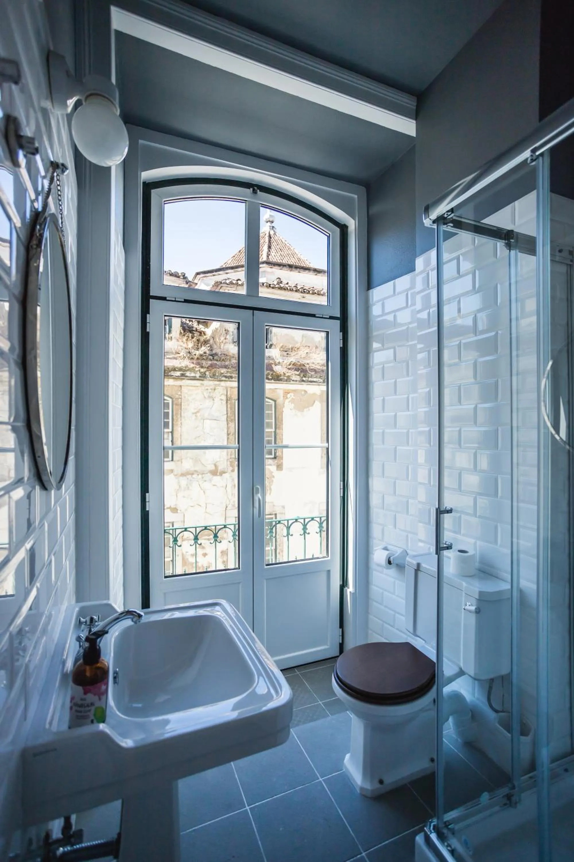 Property building in Home Lisbon Hostel