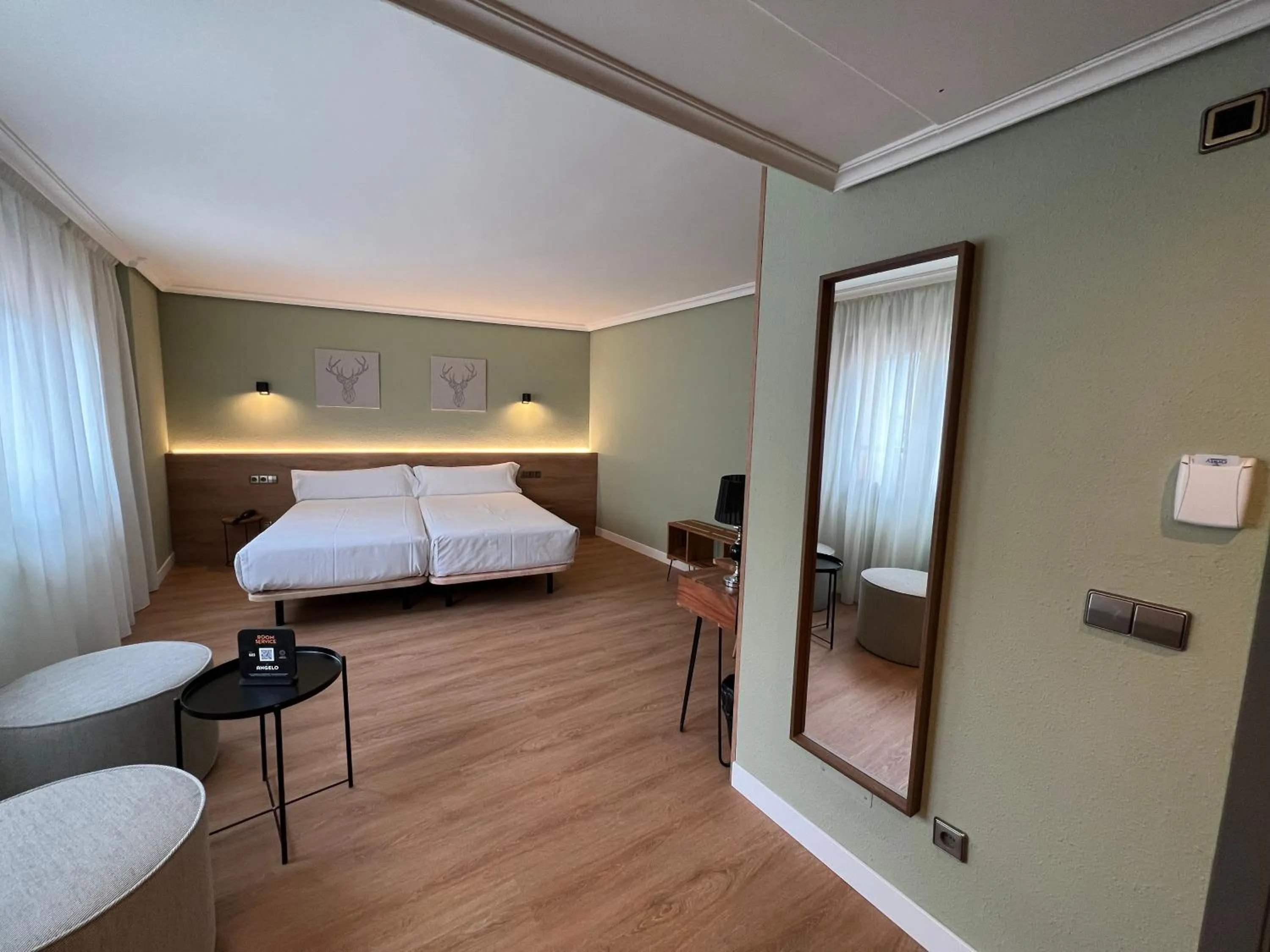 Photo of the whole room, Bed in Yomo Imperial