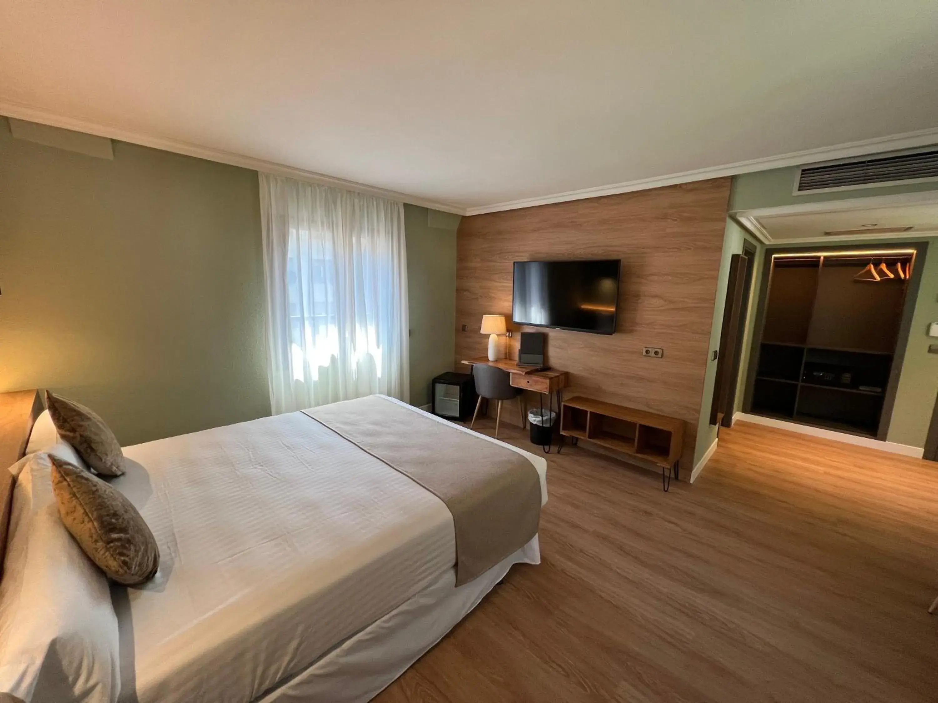 TV and multimedia, Bed in Yomo Imperial TV and multimedia, Bed in Yomo Imperial