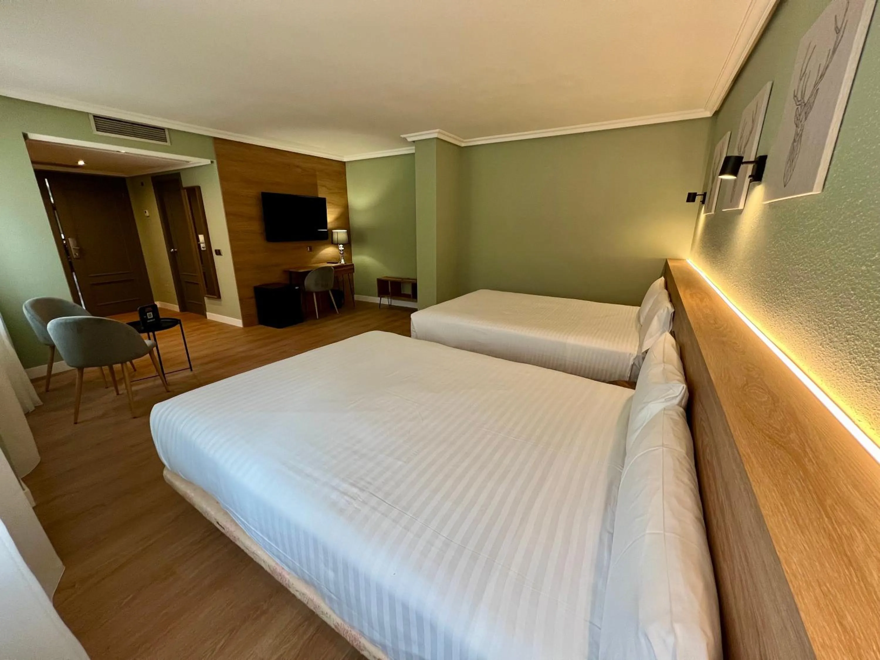 Photo of the whole room, Bed in Yomo Imperial