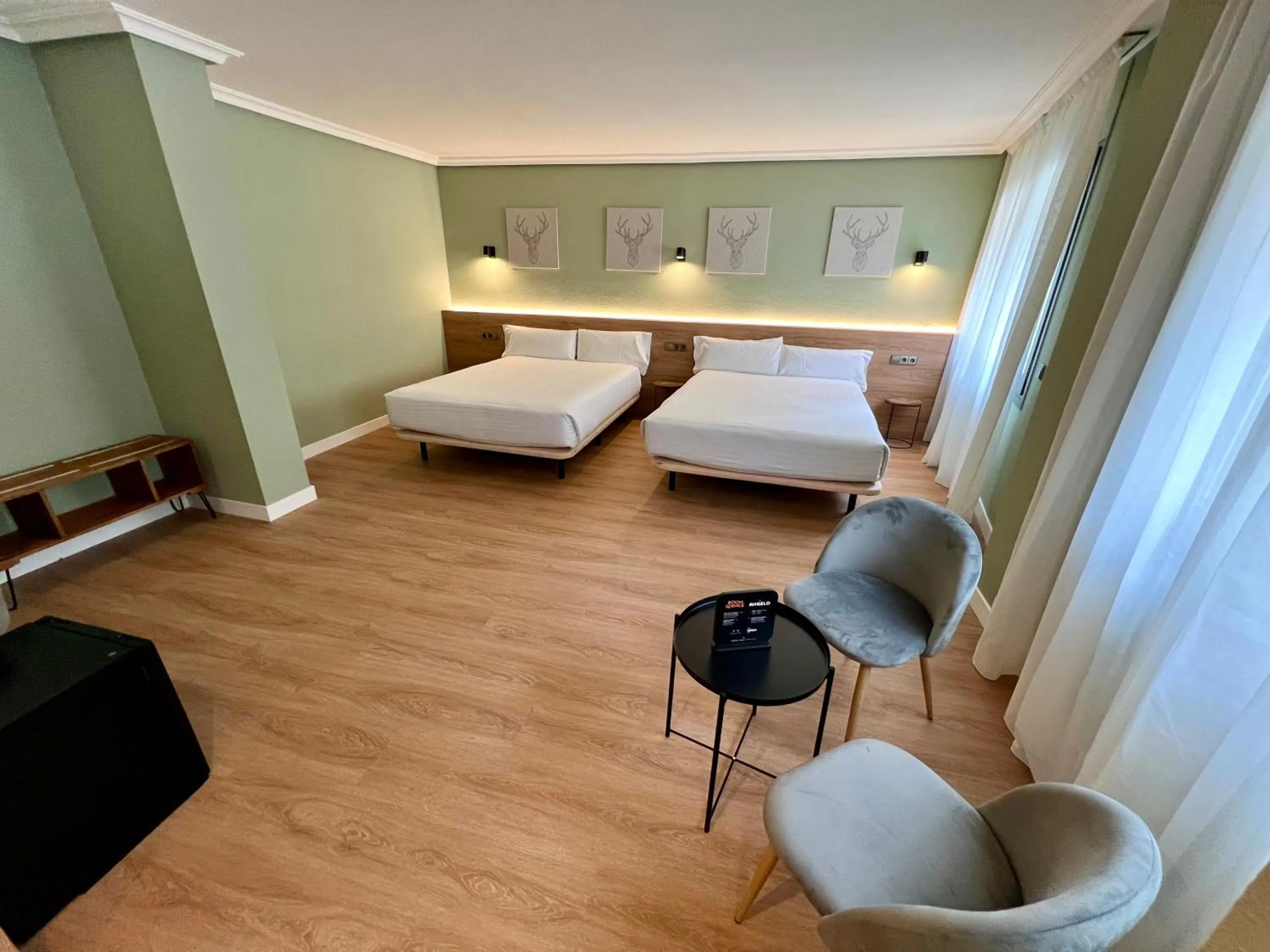 Photo of the whole room, Bed in Yomo Imperial