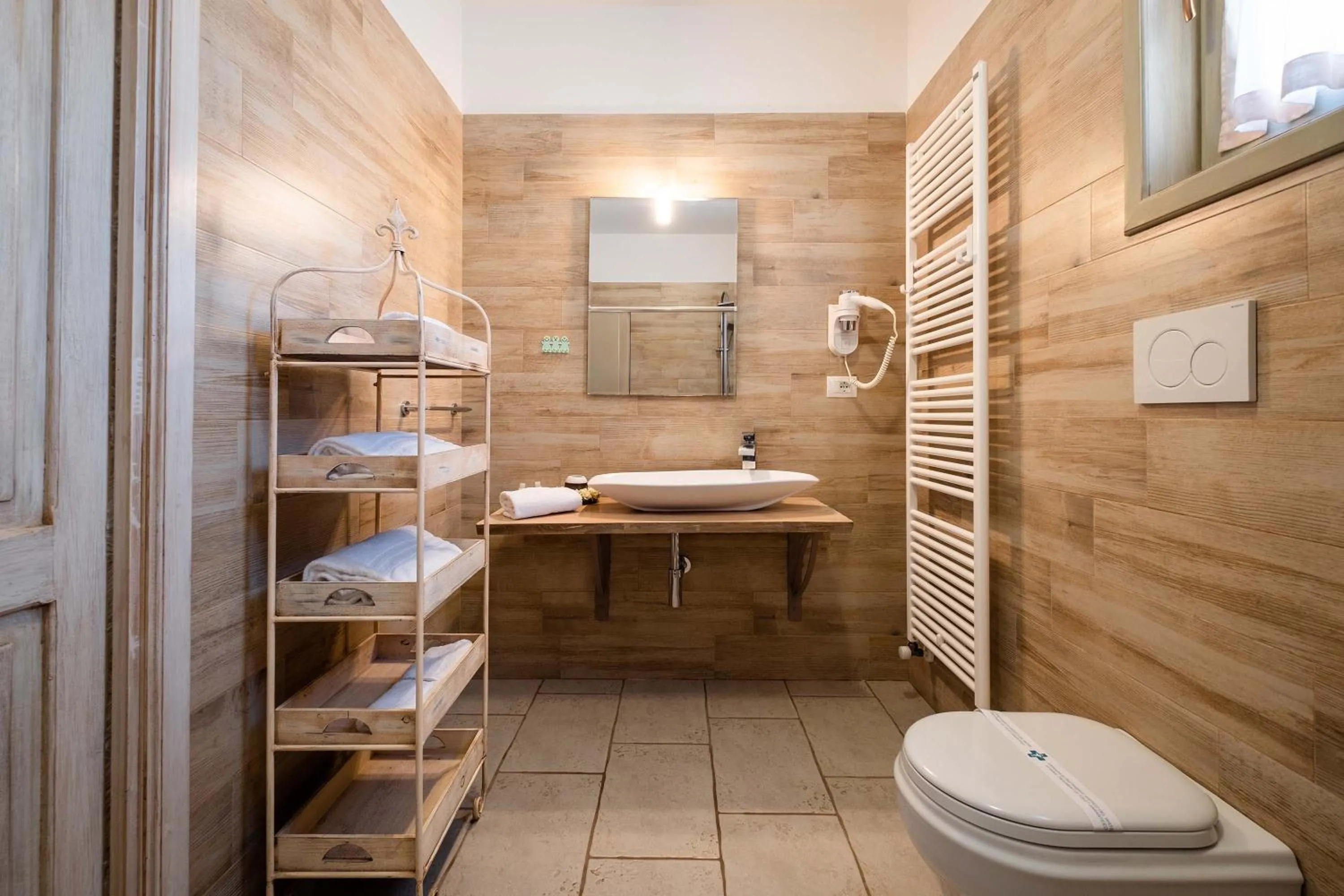 Toilet in Tenuta Donna Caterina by BarbarHouse