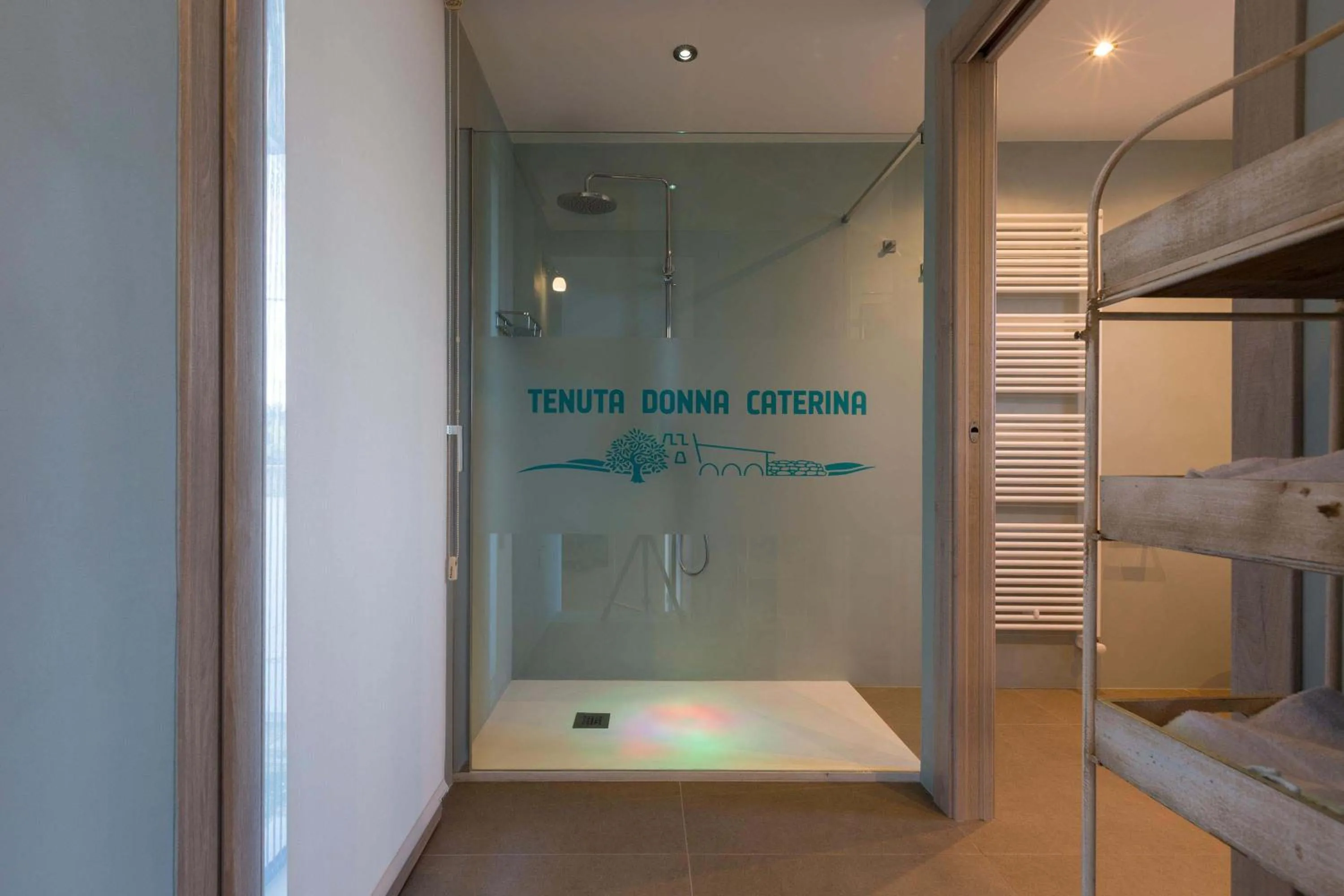 Shower in Tenuta Donna Caterina by BarbarHouse