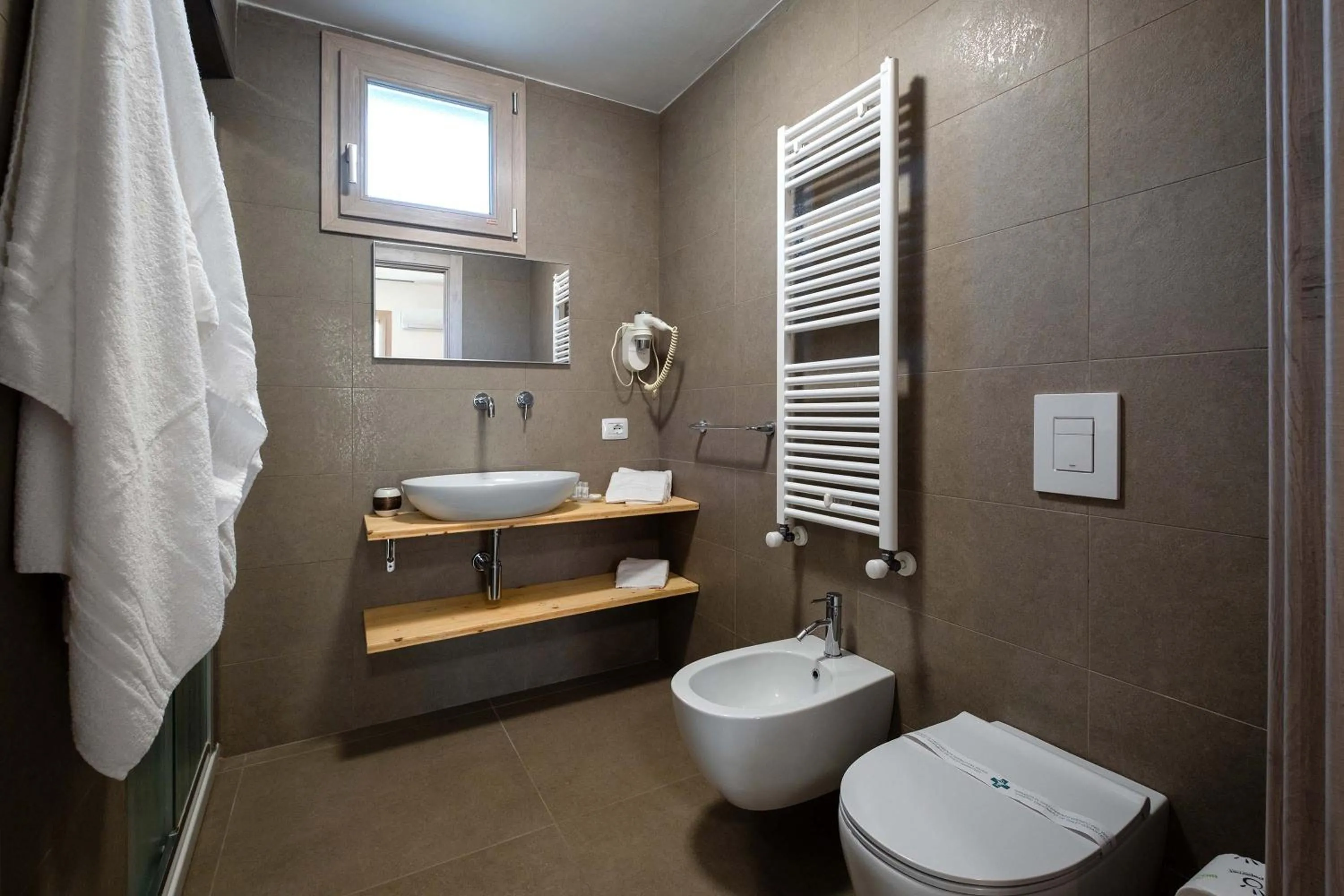 Toilet in Tenuta Donna Caterina by BarbarHouse