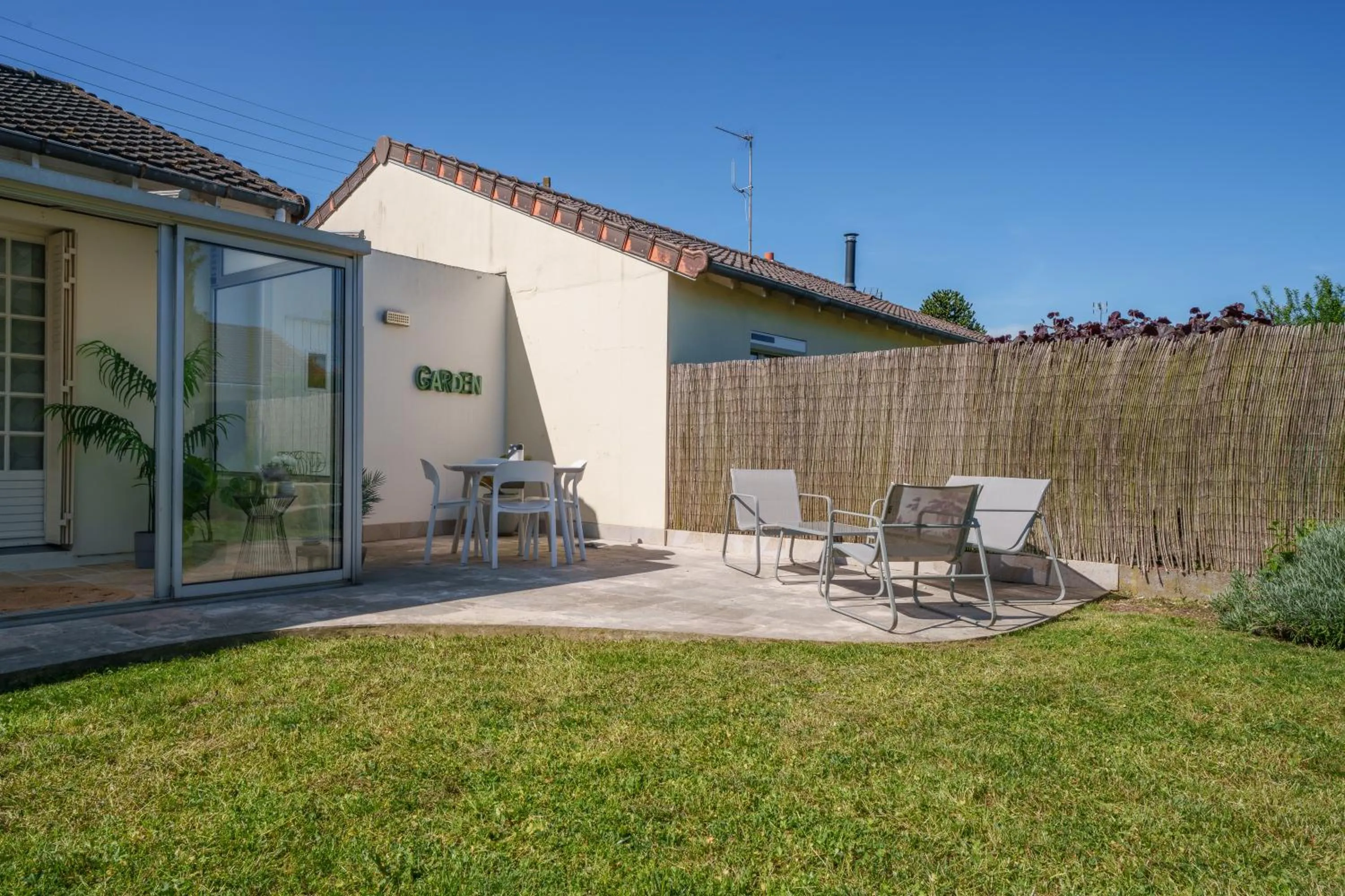 Property building in La Villa Pop