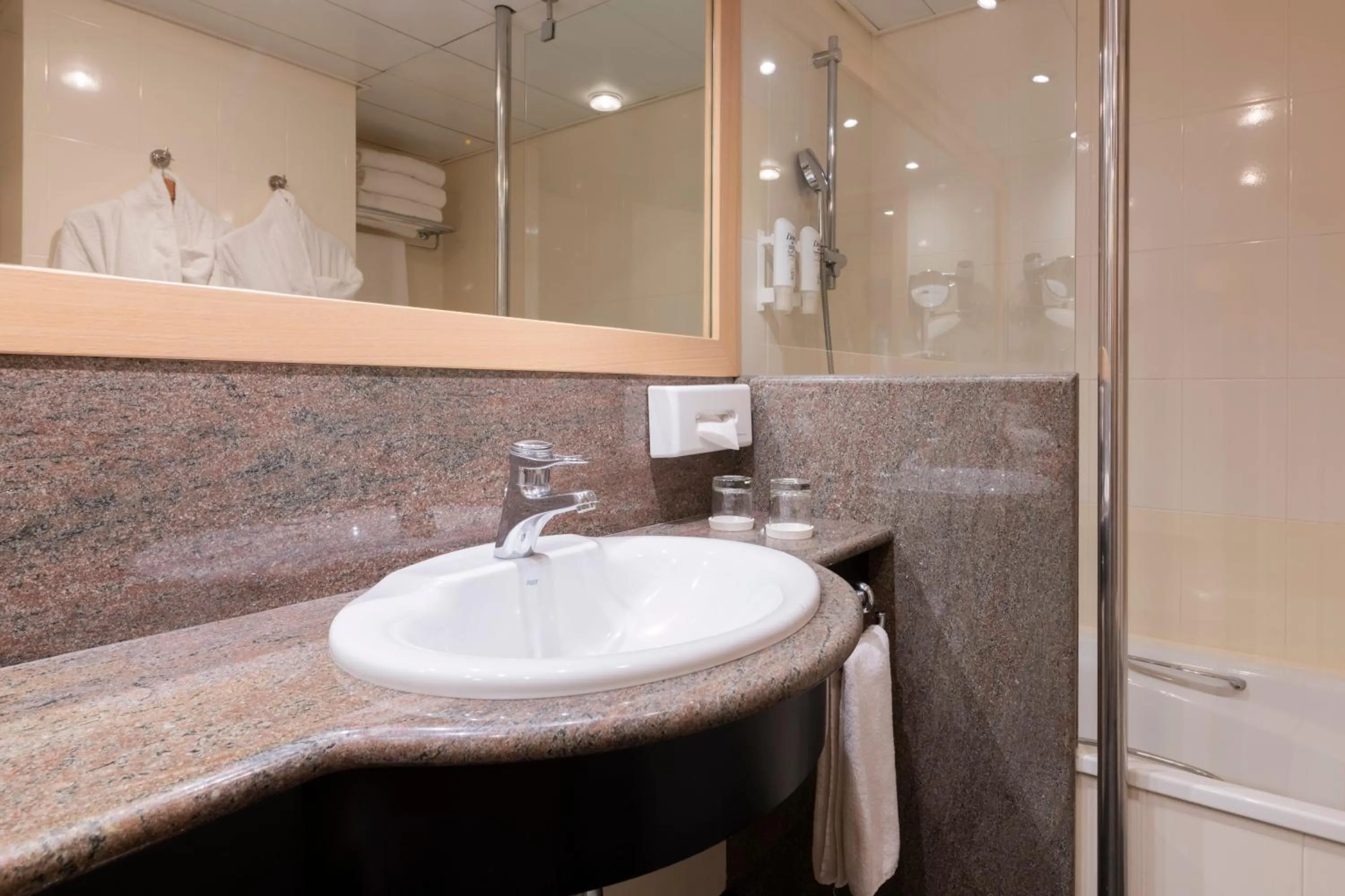 Bathroom in Suites Plaza Hotel & Wellness