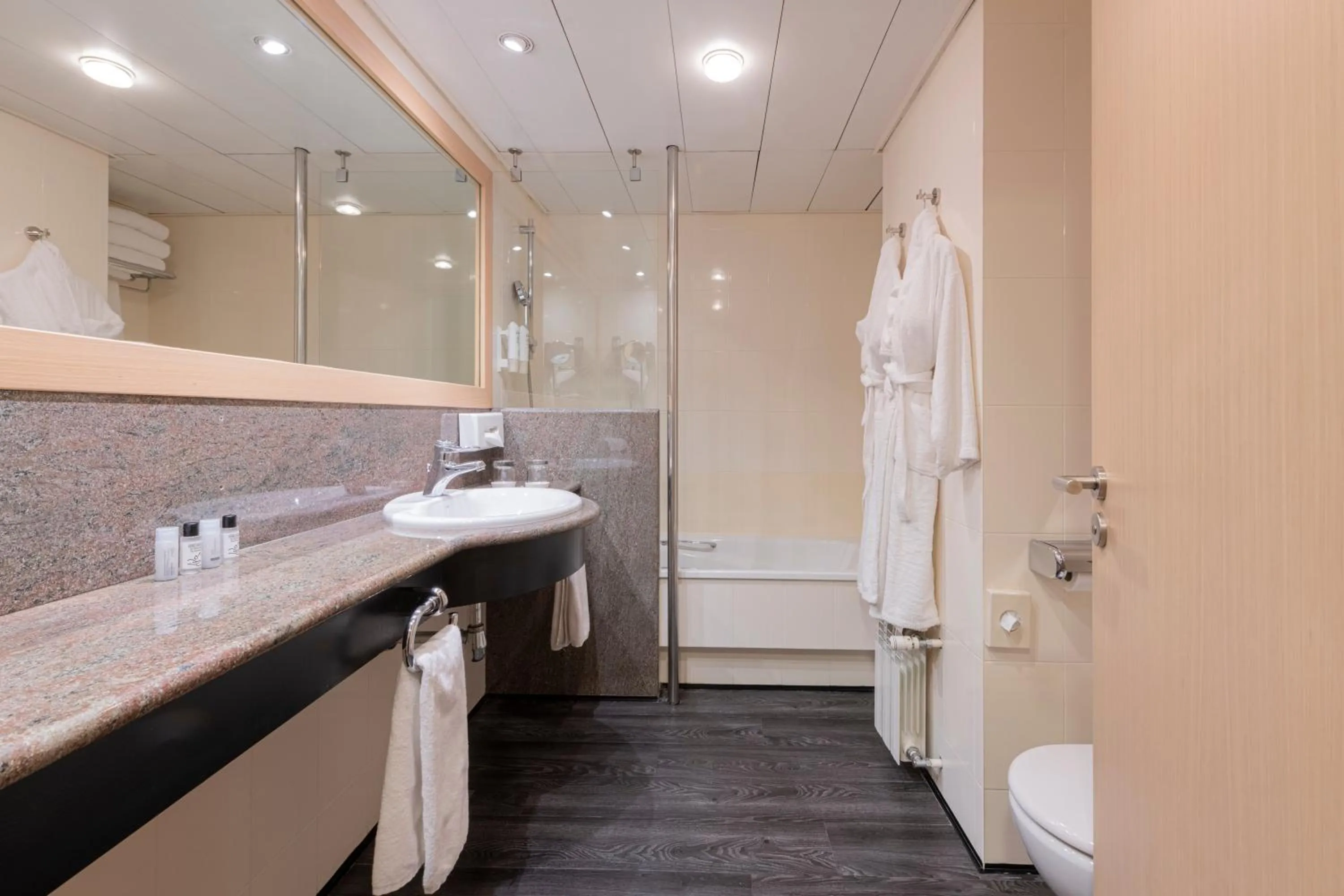 Bathroom in Suites Plaza Hotel & Wellness