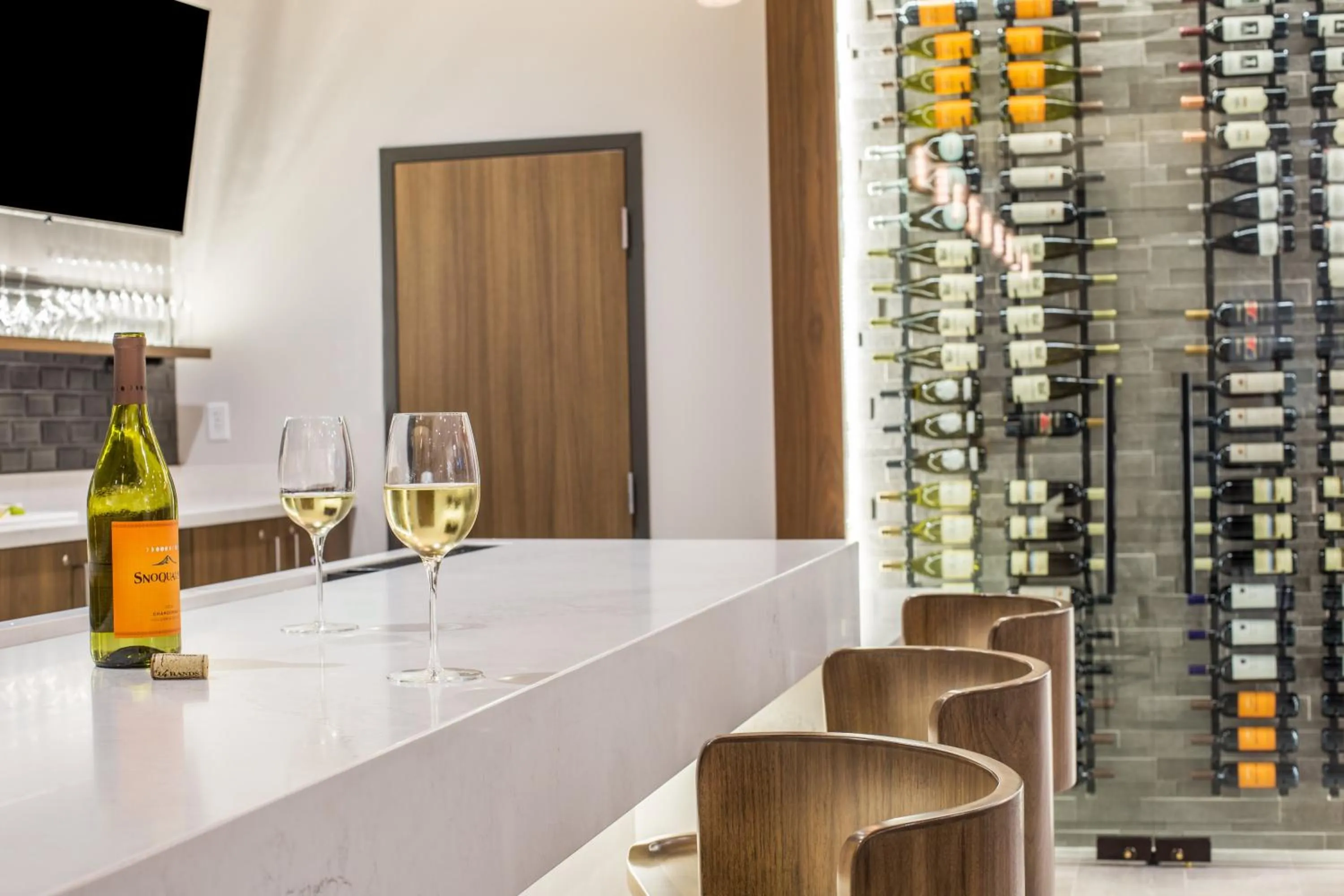 Lounge or bar in Holiday Inn Portland West - Hillsboro by IHG