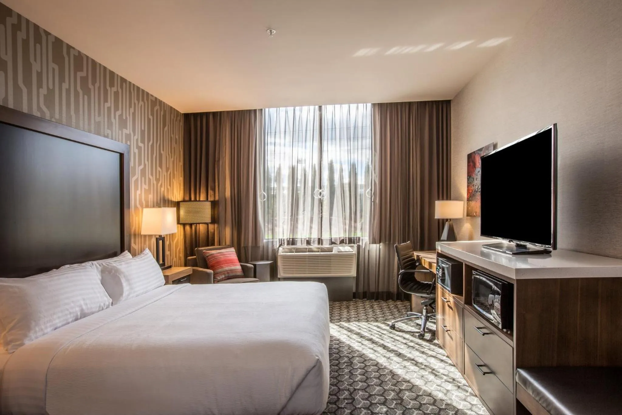 Photo of the whole room, Bed in Holiday Inn Portland West - Hillsboro by IHG