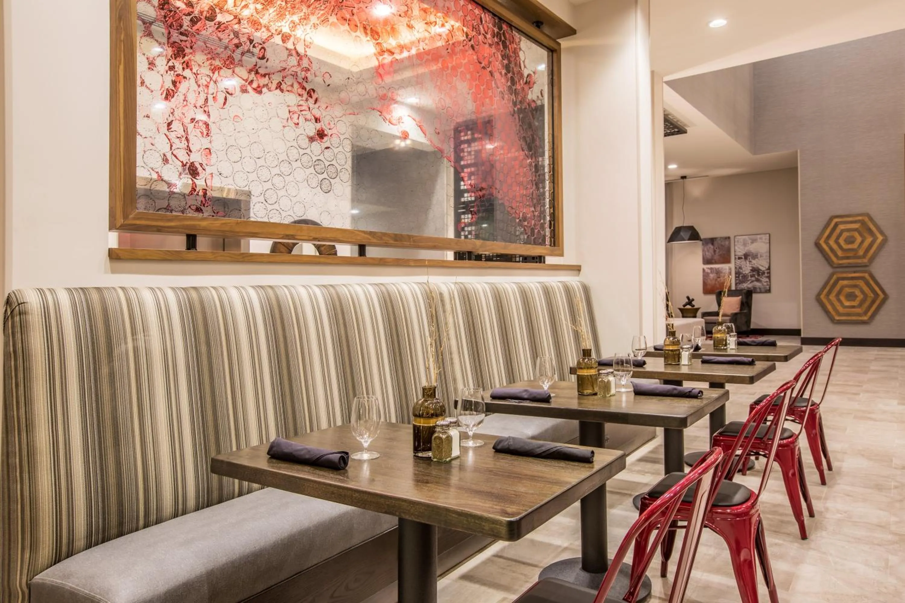 Lounge or bar in Holiday Inn Portland West - Hillsboro by IHG