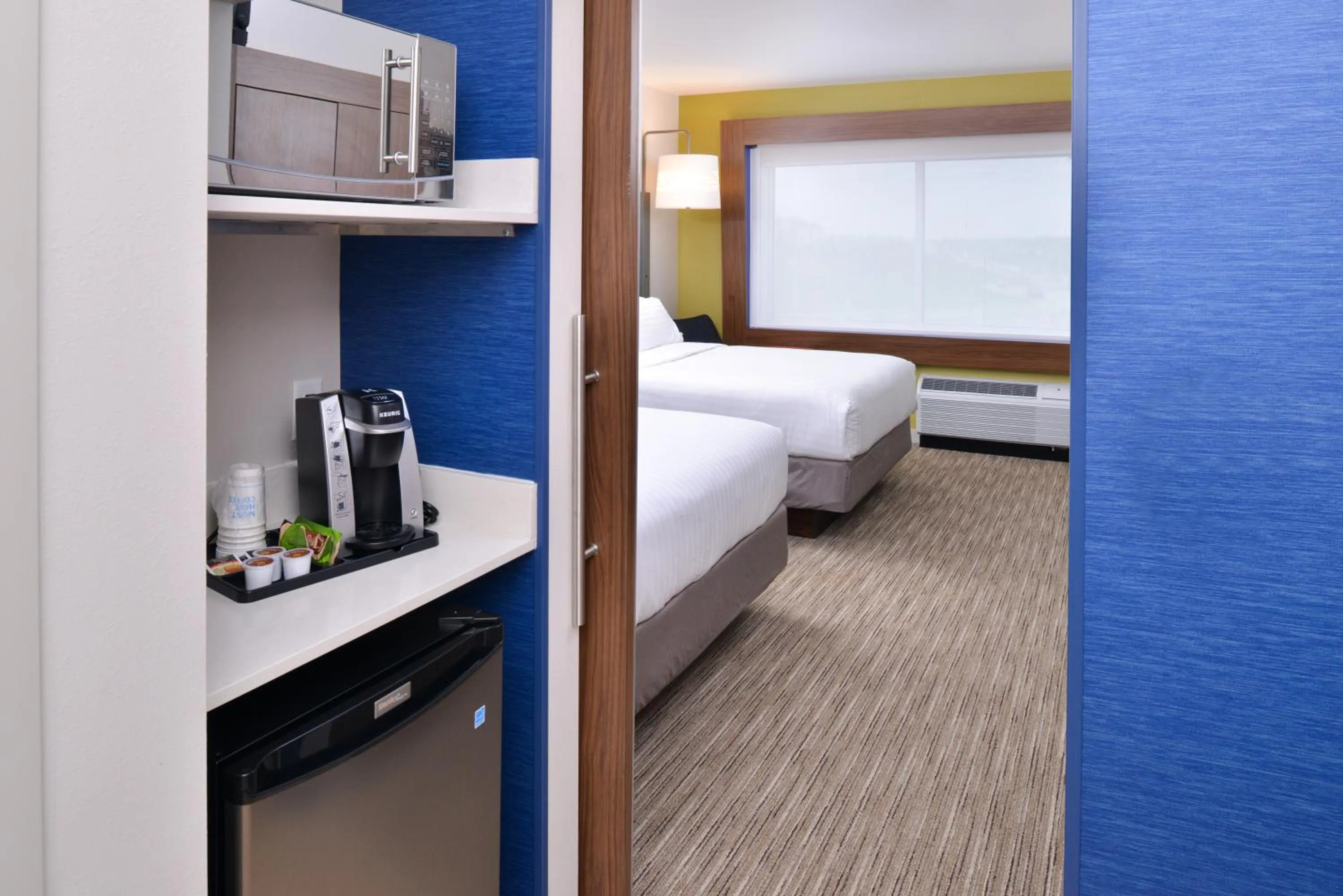 Photo of the whole room, Bed in Holiday Inn Express & Suites Madison by IHG