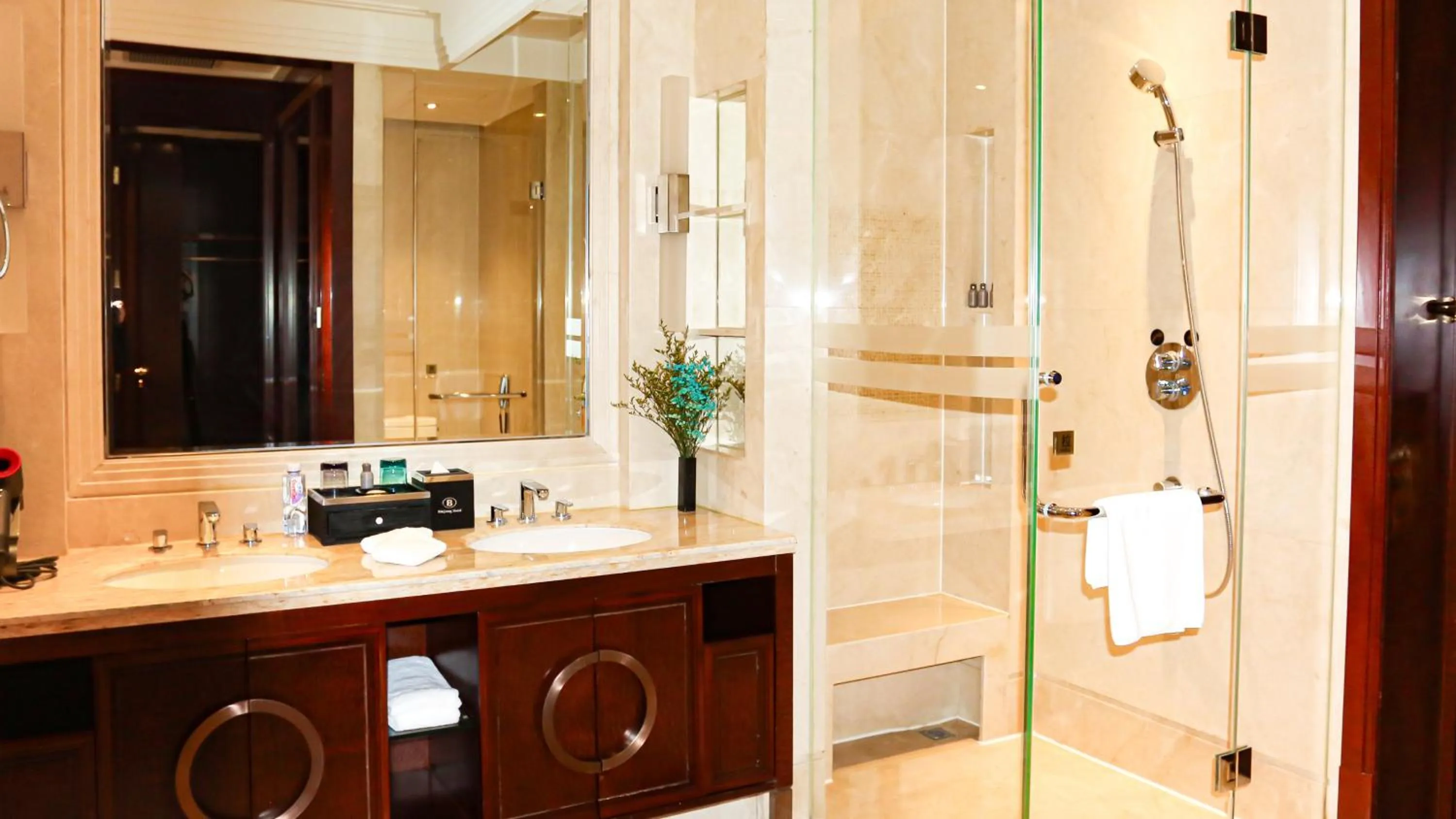 Photo of the whole room in InterContinental Nantong by IHG-Best view of yangtze