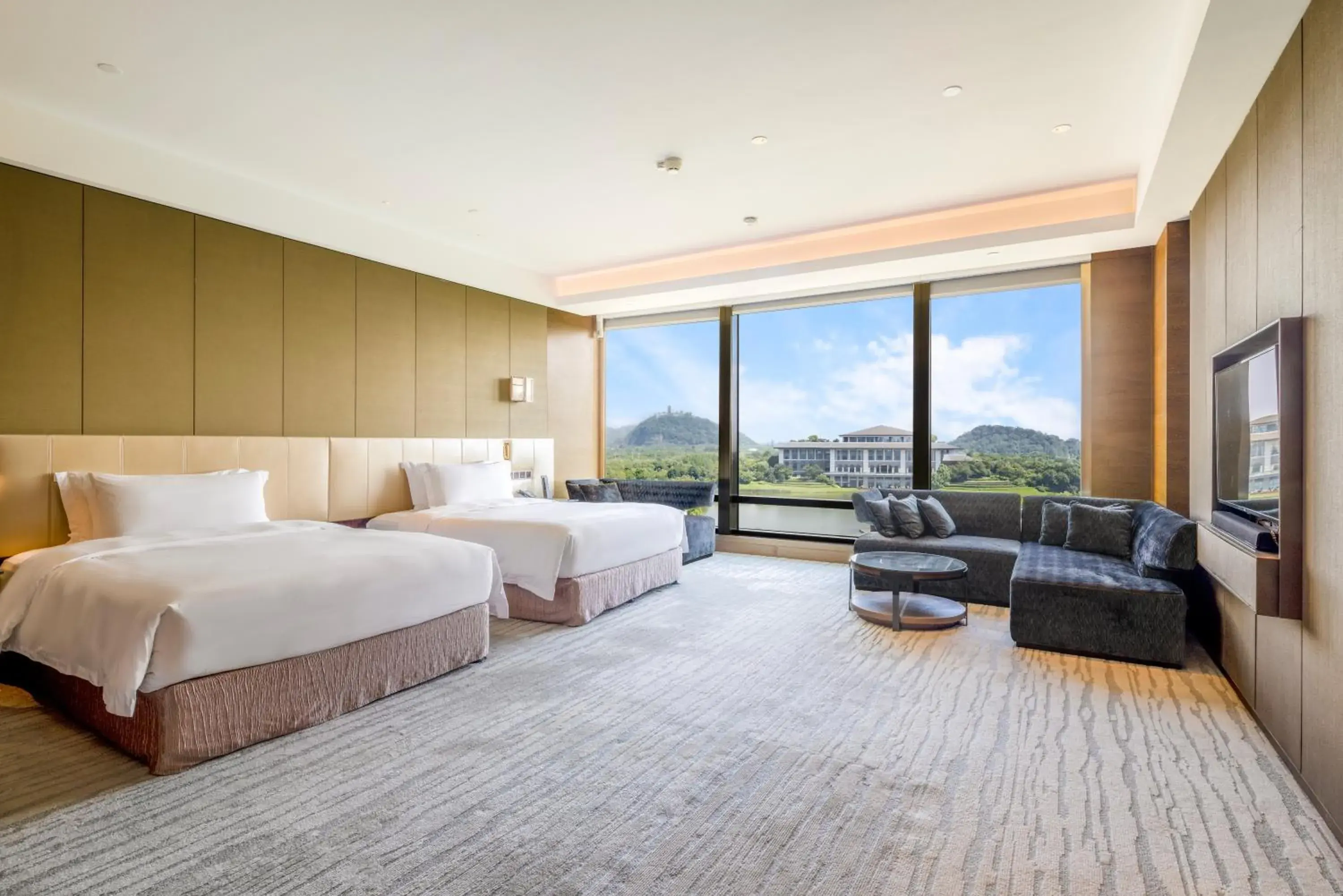 Bed in InterContinental Nantong by IHG-Best view of yangtze Bed in InterContinental Nantong by IHG-Best view of yangtze