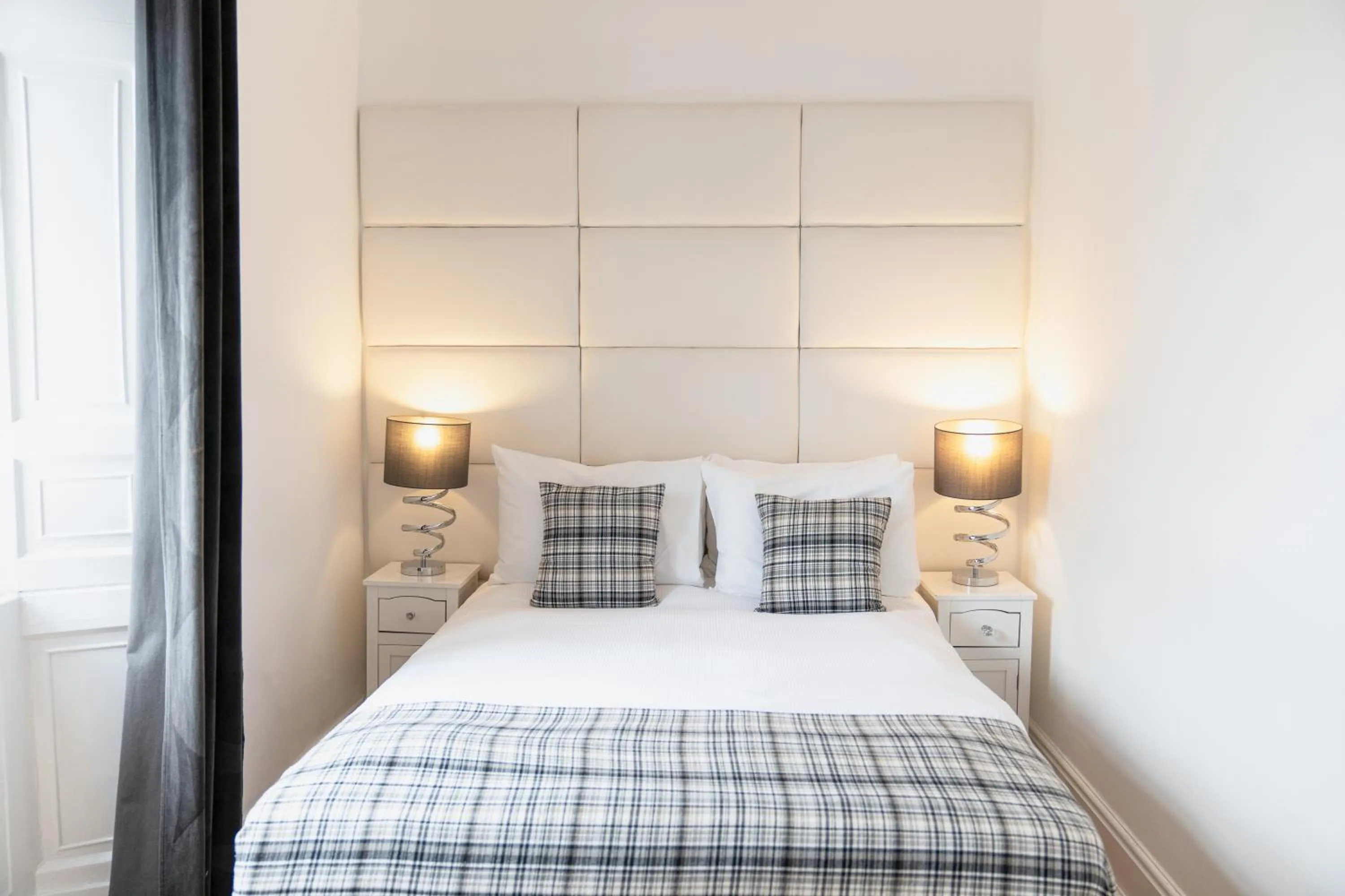 Bed in Edinburgh Castle Apartments