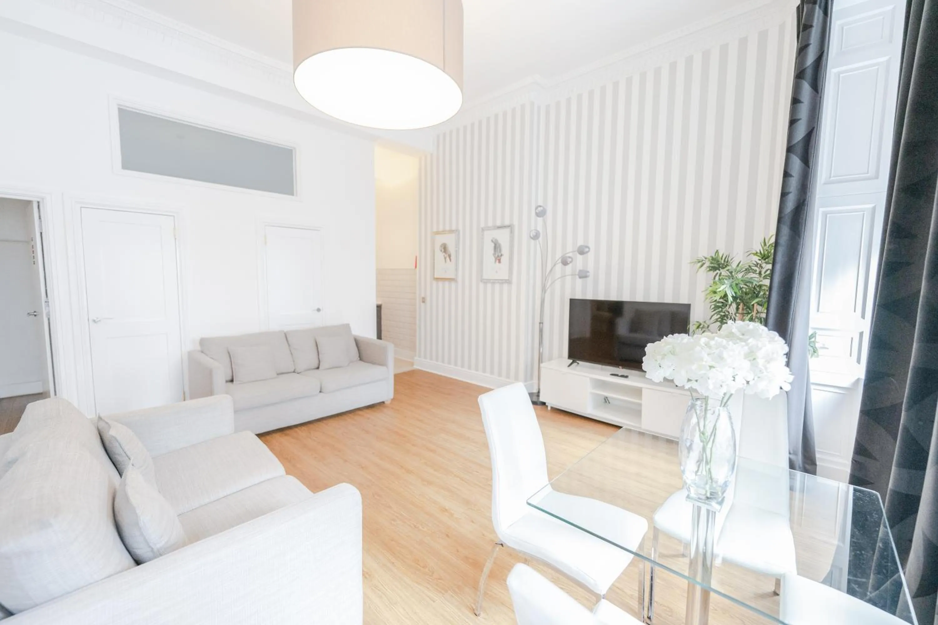 TV and multimedia in Edinburgh Castle Apartments