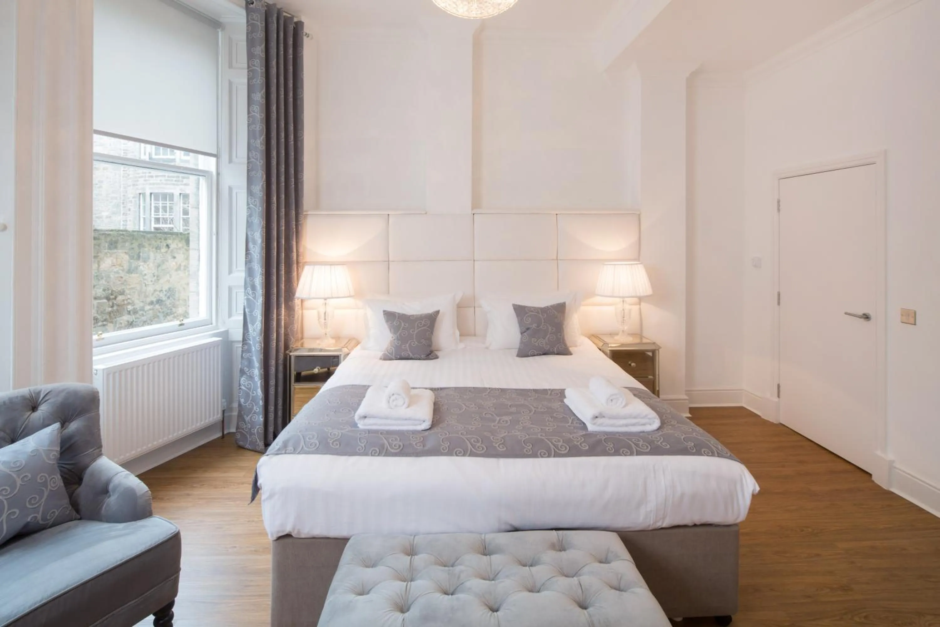 Seating area, Bed in Edinburgh Castle Apartments