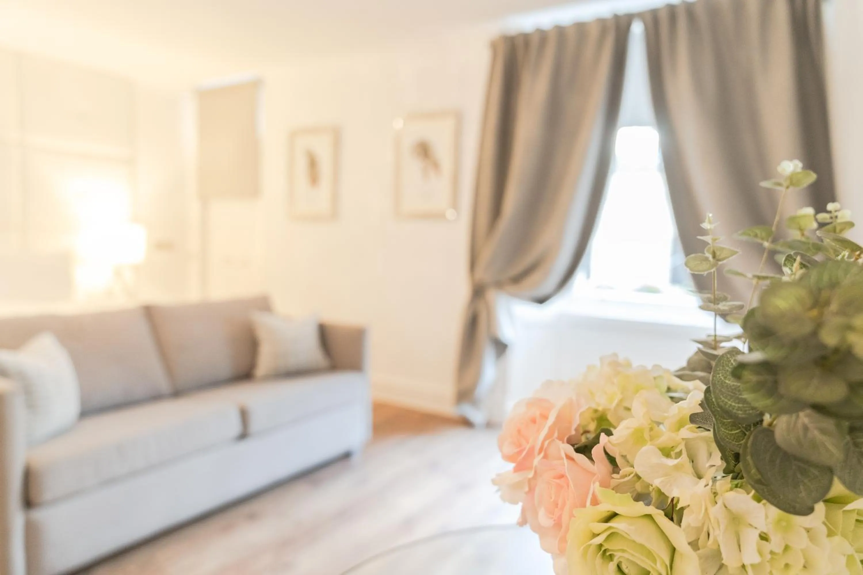 Seating area in Edinburgh Castle Apartments