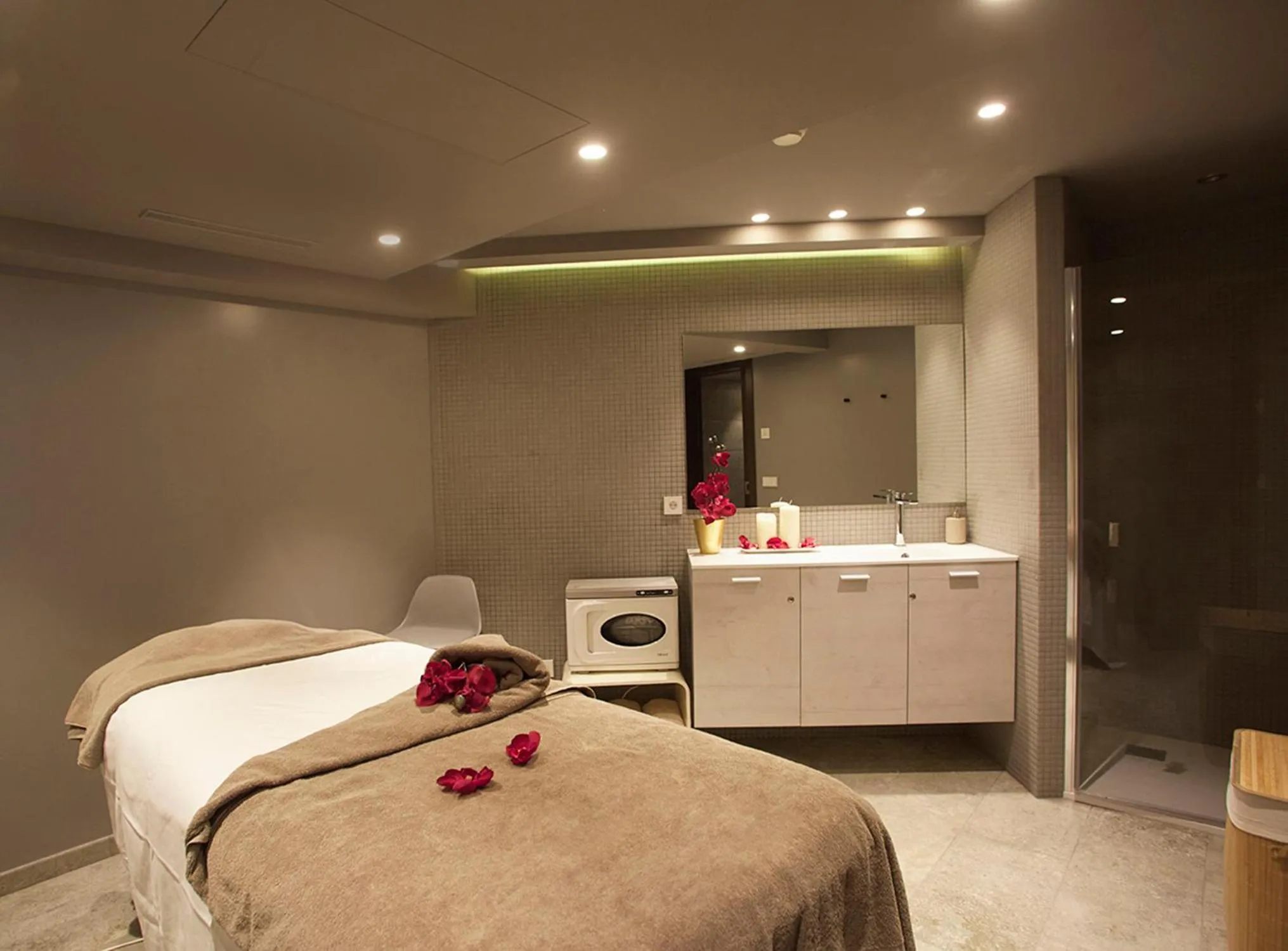 Massage, Bed in Ski Plaza Hotel & Wellness