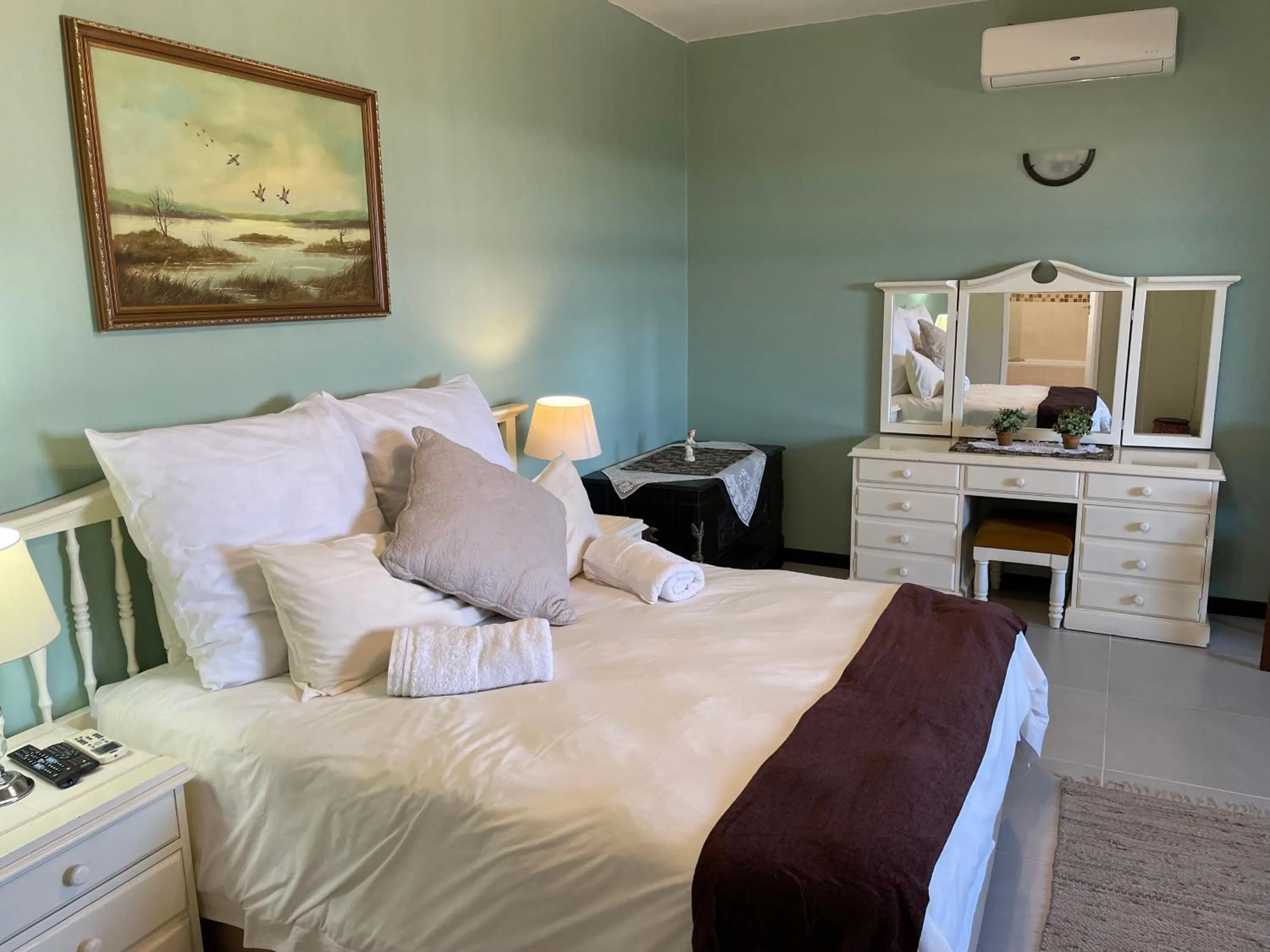 Bedroom, Bed in Eden Rose Manor B&B