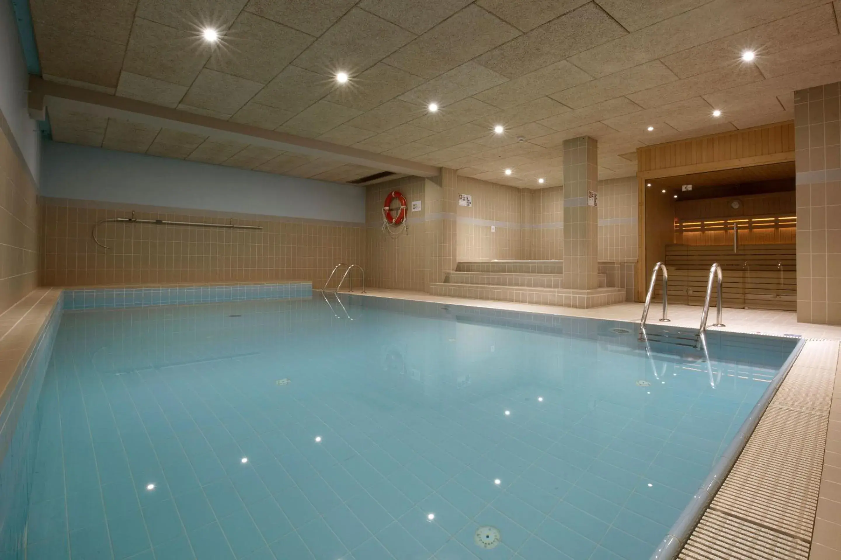 Swimming pool in Hotel Grand Pas by Nexta Swimming pool in Hotel Grand Pas by Nexta