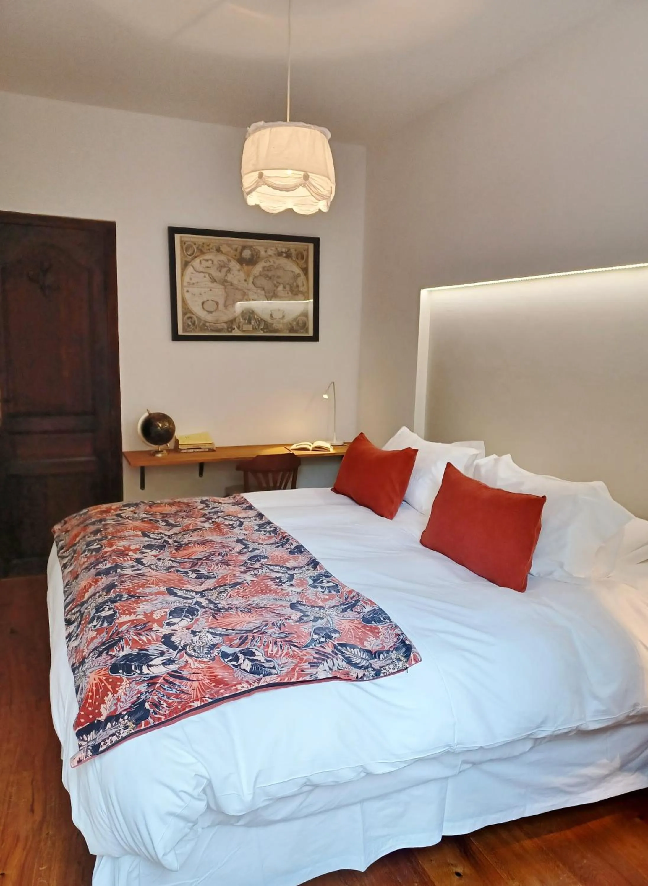 Photo of the whole room, Bed in U Castellu, l' hôtel particulier