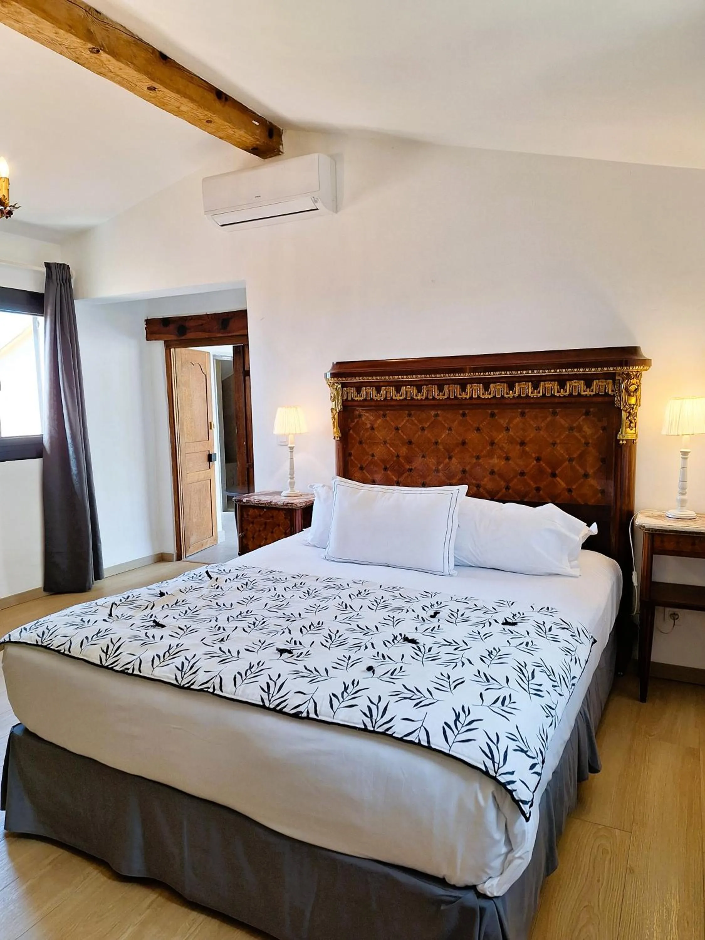 Photo of the whole room, Bed in U Castellu, l' hôtel particulier
