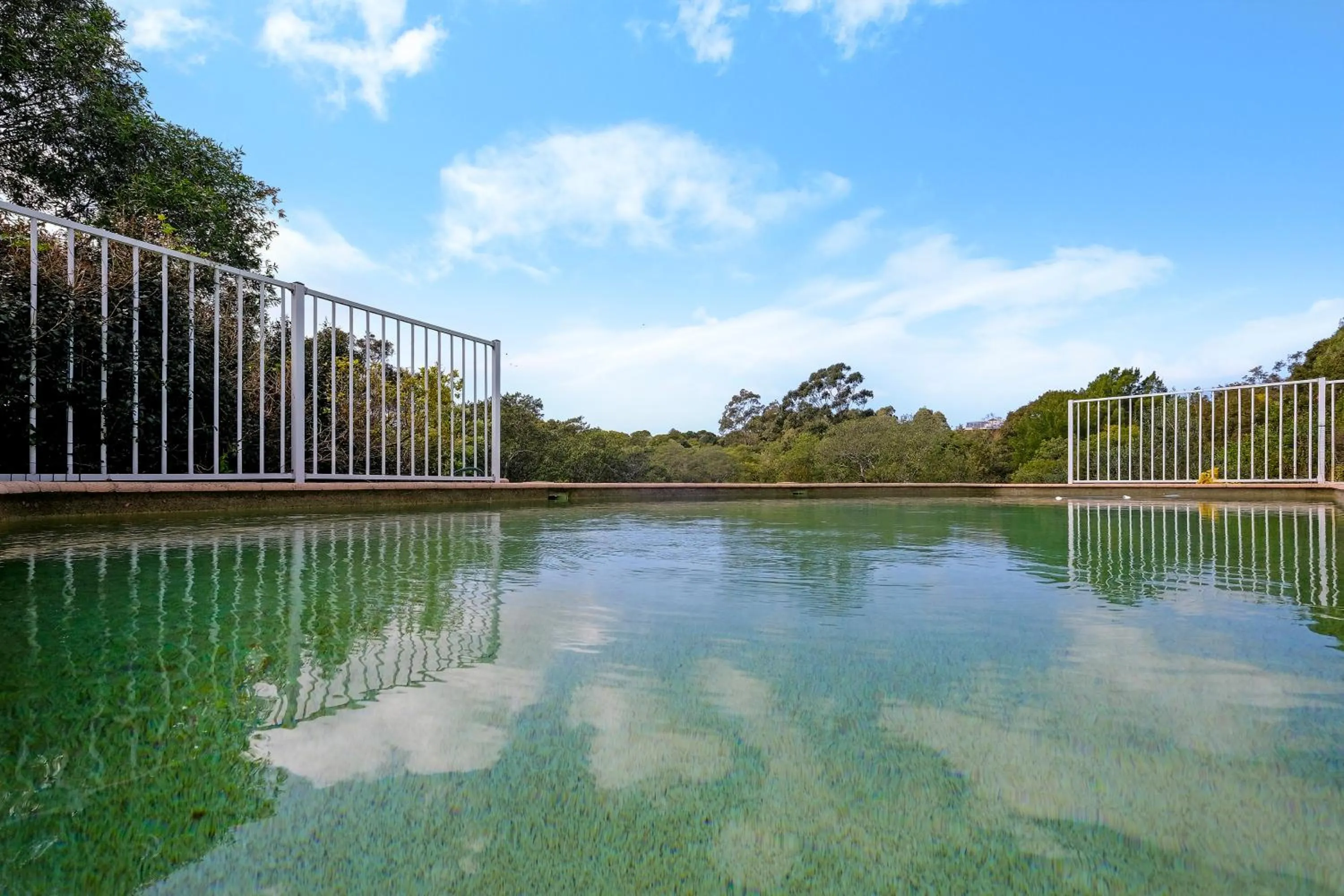 Swimming pool in Valley View Bed and Breakfast