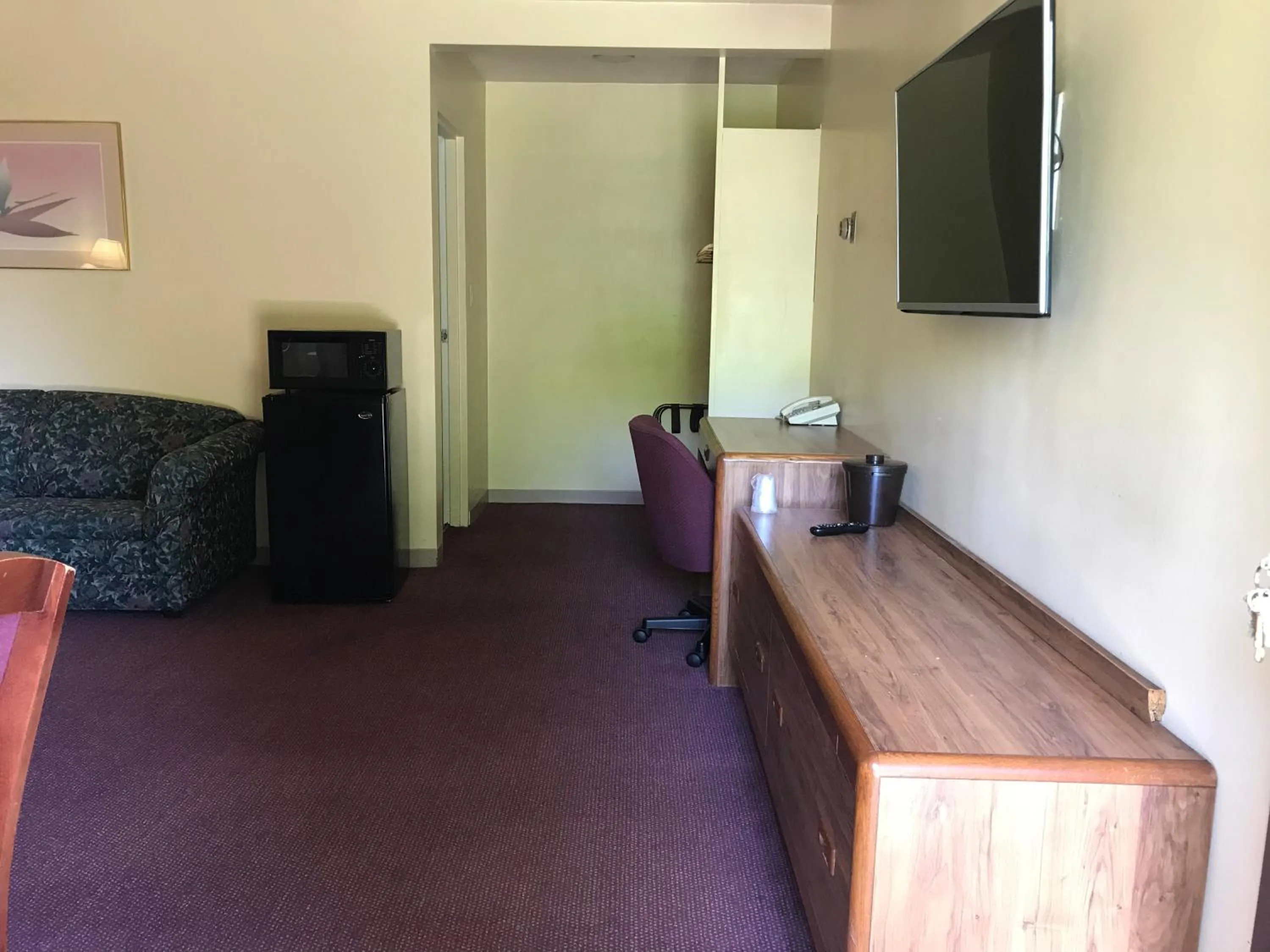 Photo of the whole room in Allenwood Motel