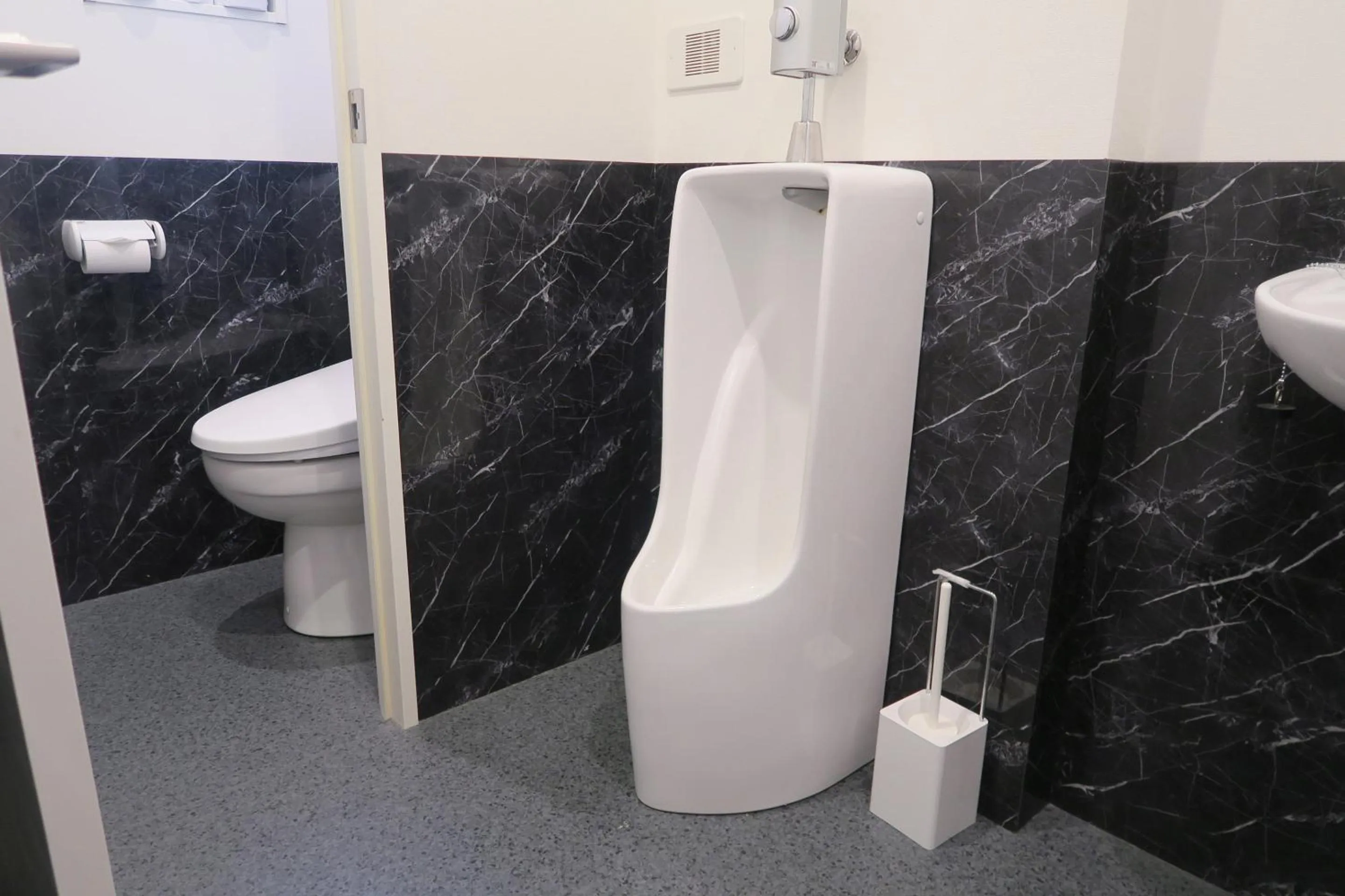 Area and facilities, Bathroom in Kangaroo Hotel Side B