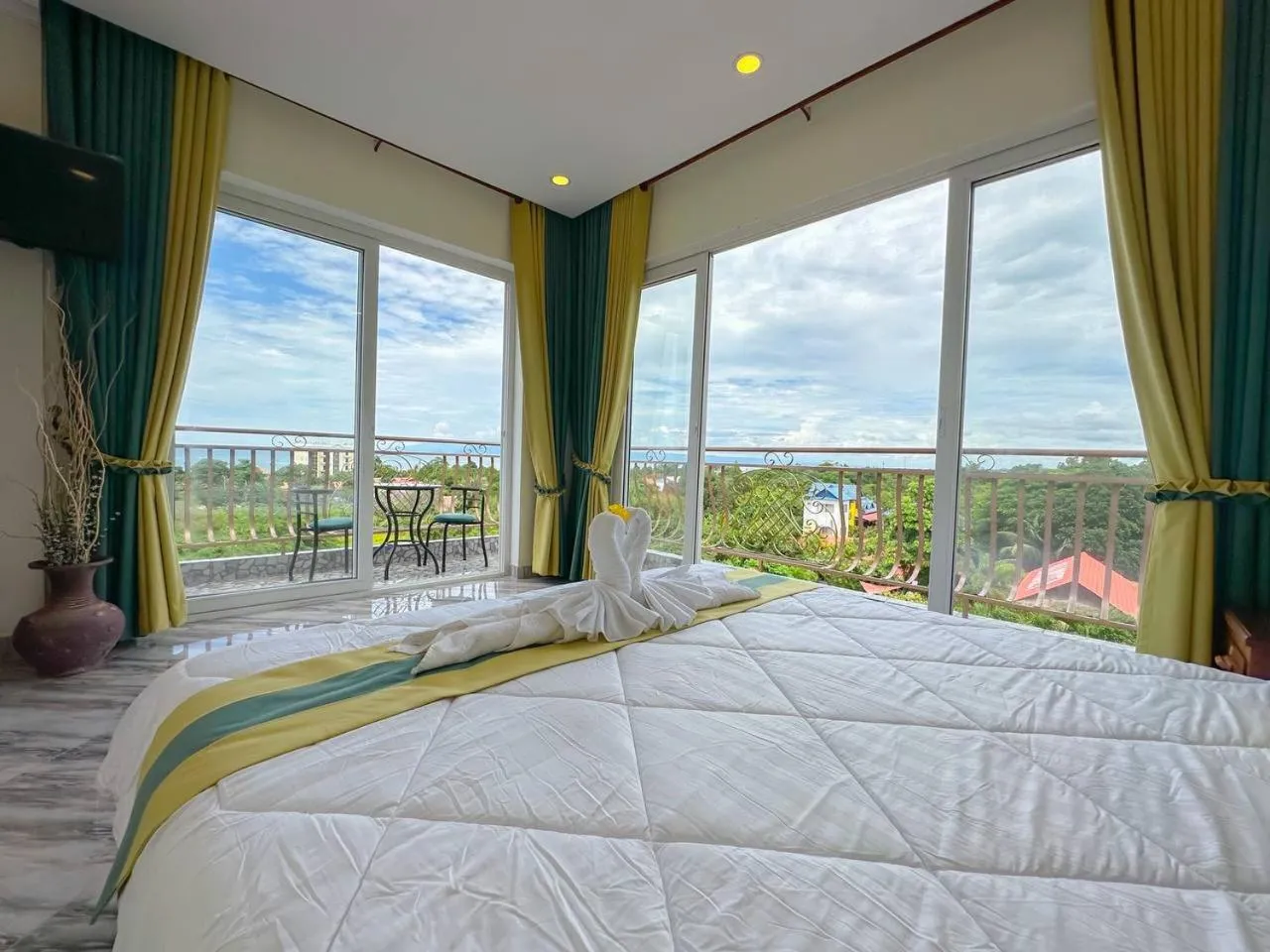 Balcony/Terrace, Bed in Summer Resort