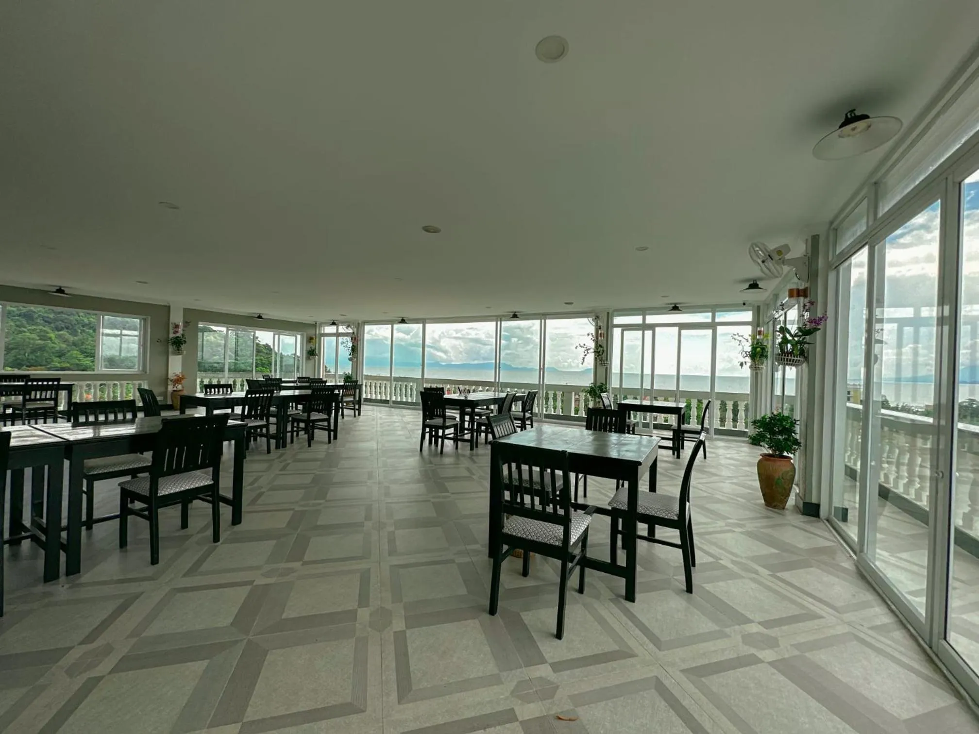 Restaurant/places to eat in Summer Resort