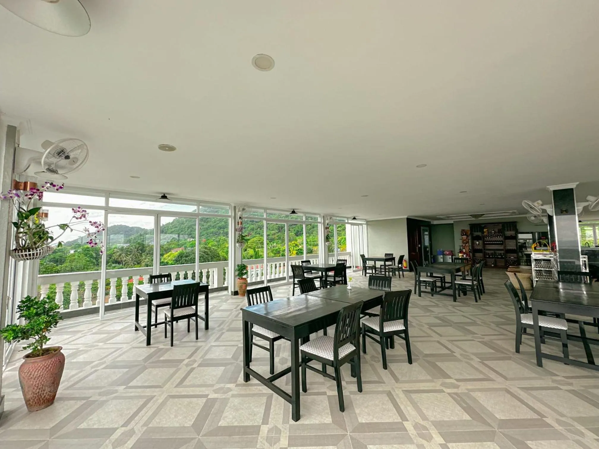 Restaurant/places to eat in Summer Resort