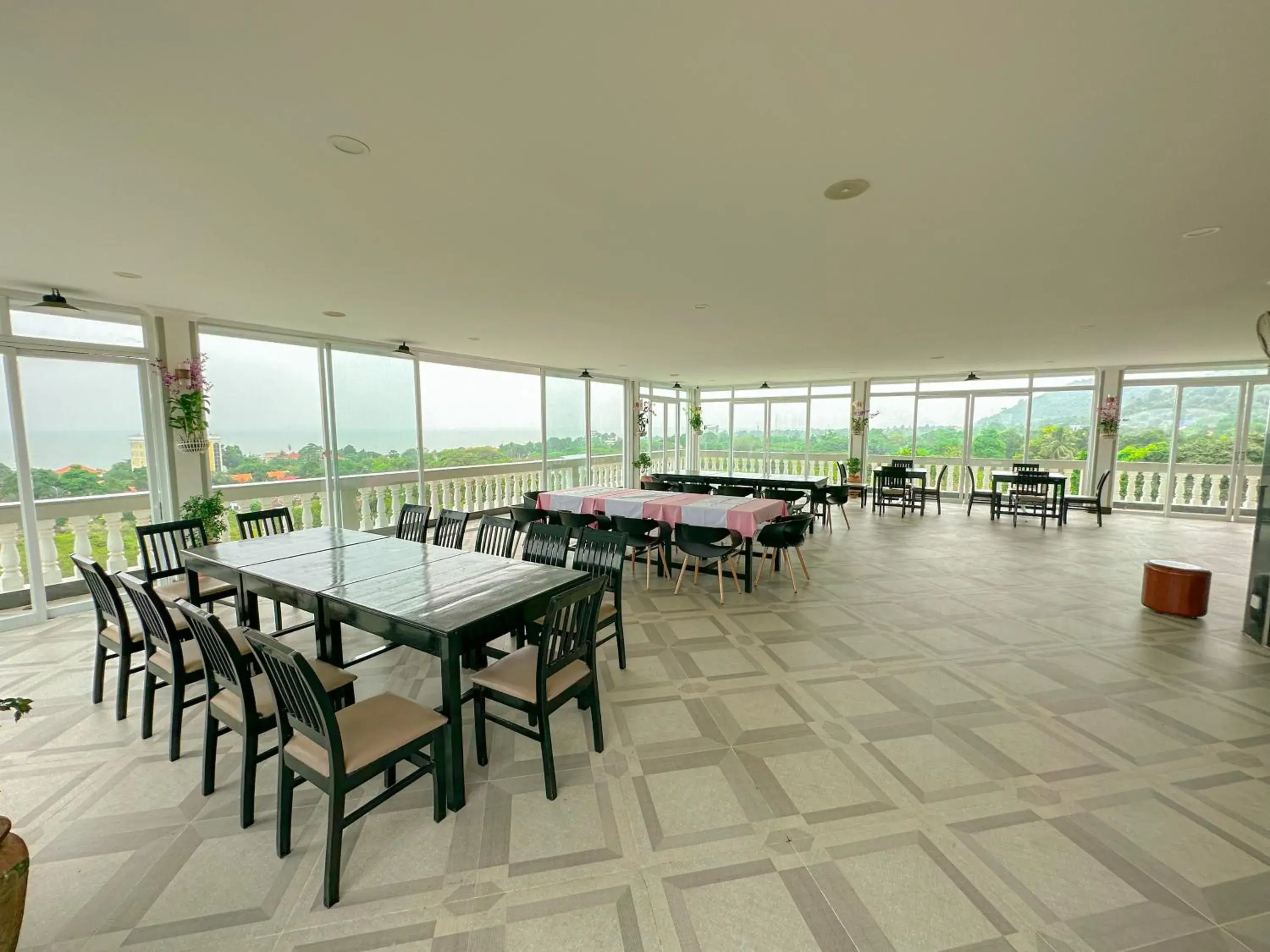 Restaurant/places to eat in Summer Resort Restaurant/places to eat in Summer Resort