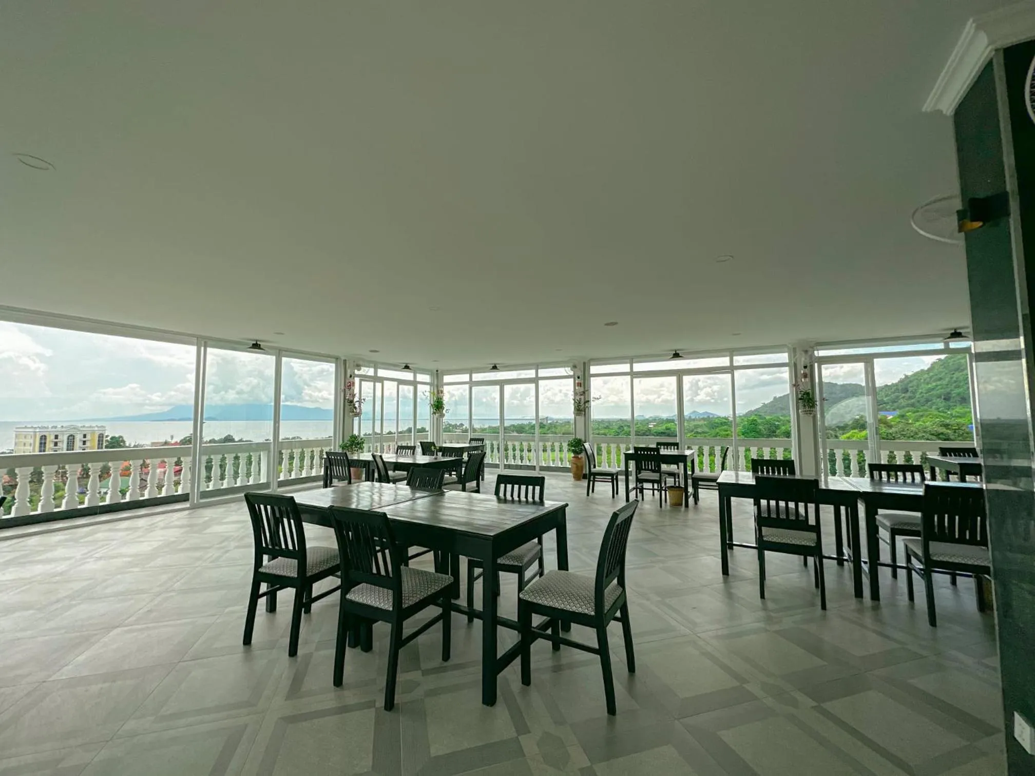 Restaurant/places to eat in Summer Resort