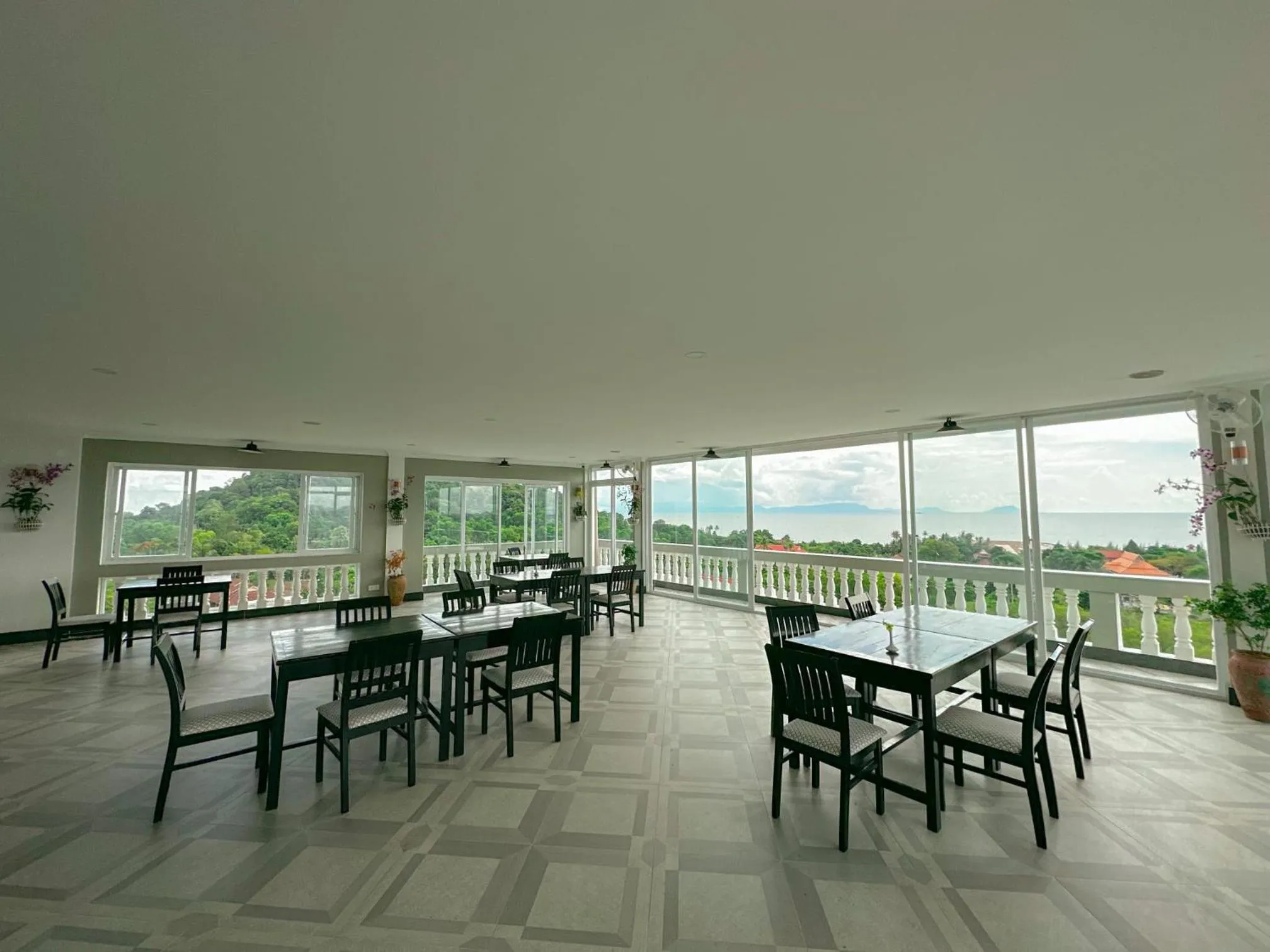 Restaurant/places to eat in Summer Resort