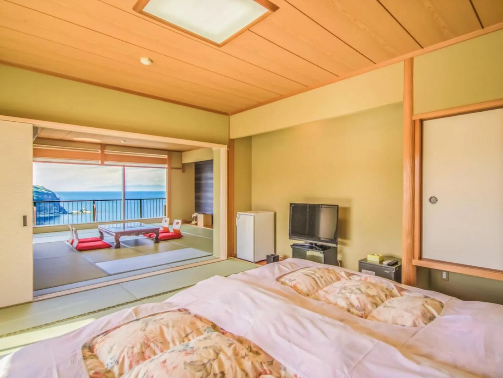 Photo of the whole room, Bed in Futagojimasou