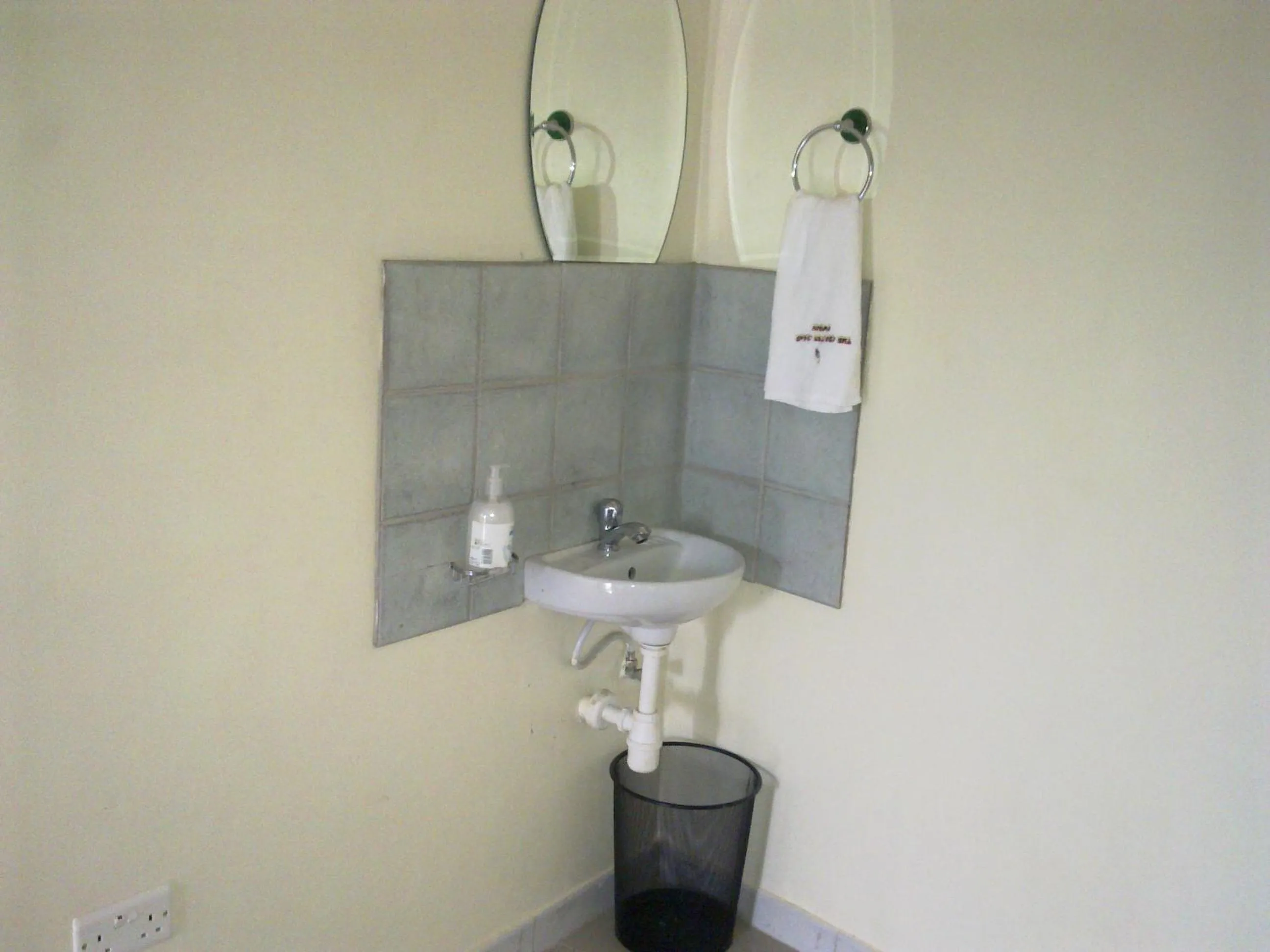 Bathroom in The Crested Crane Bwindi Hotel