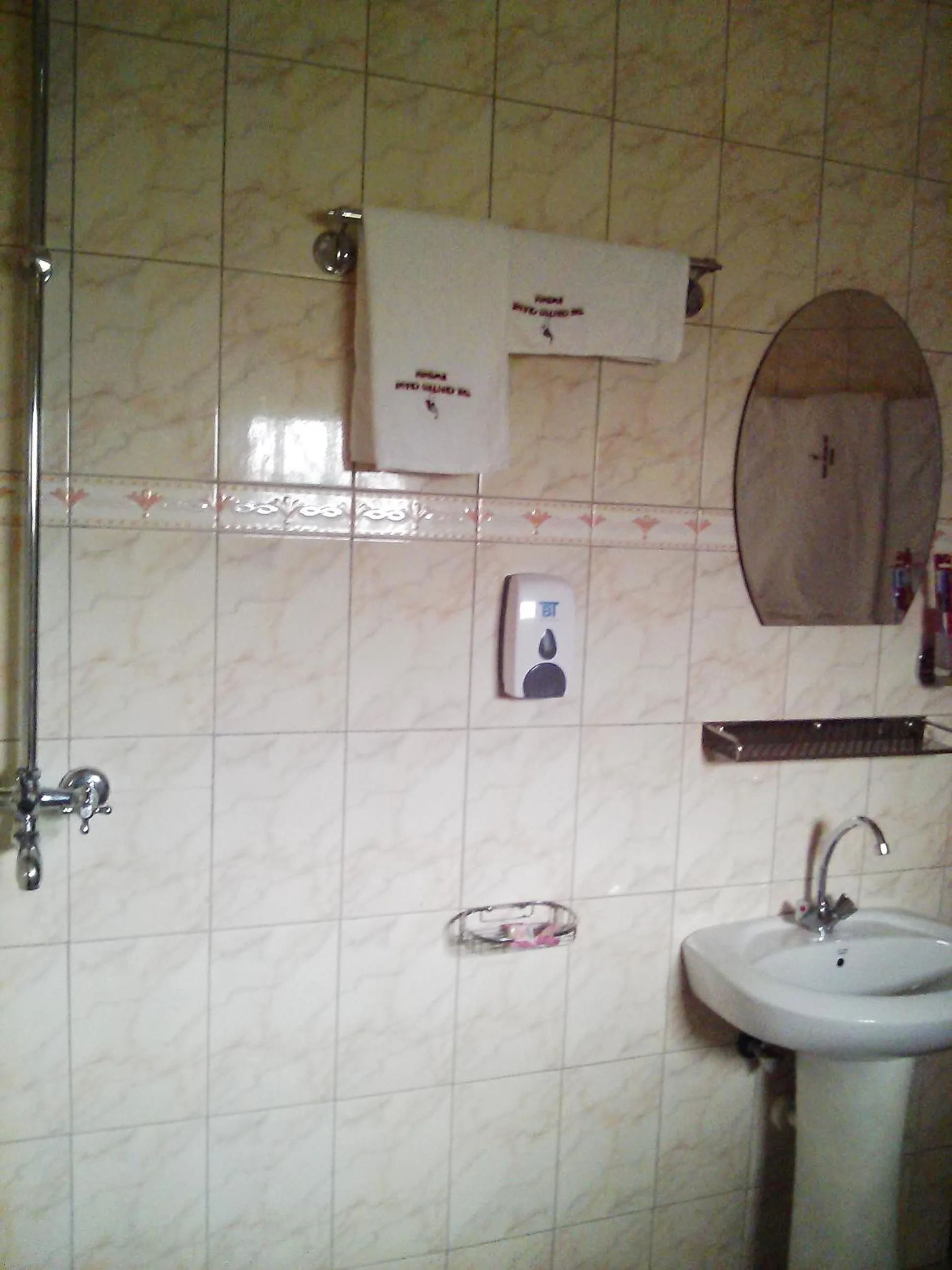 Shower in The Crested Crane Bwindi Hotel