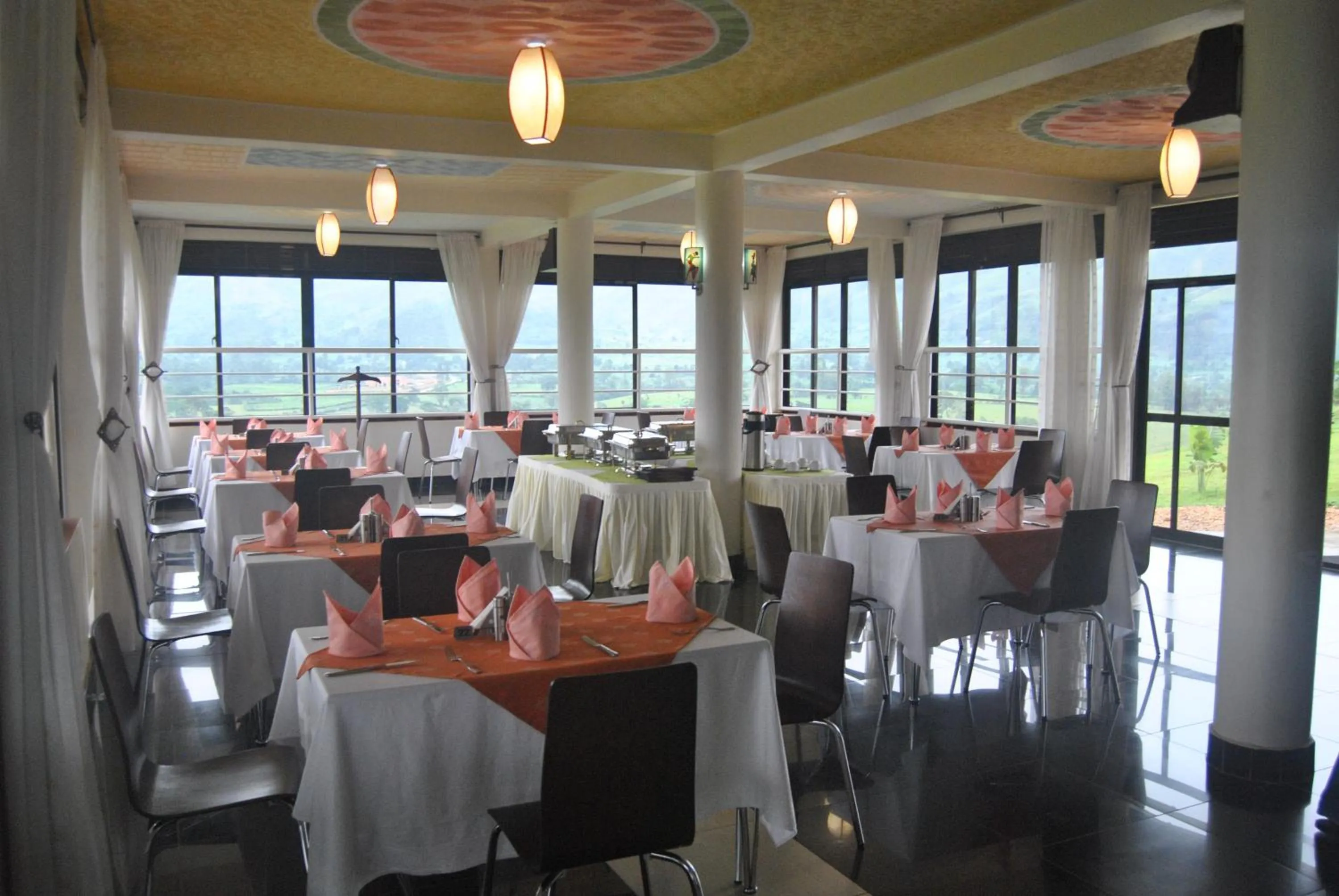 Food and drinks in The Crested Crane Bwindi Hotel