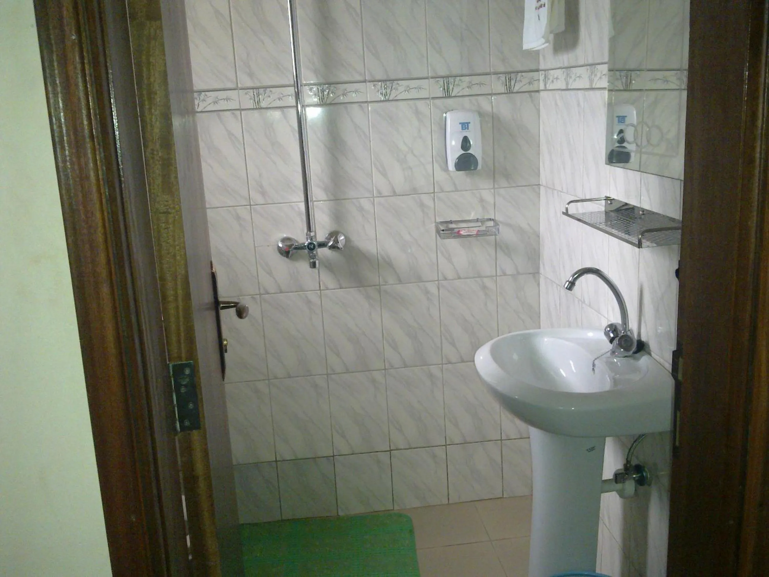 Bathroom in The Crested Crane Bwindi Hotel