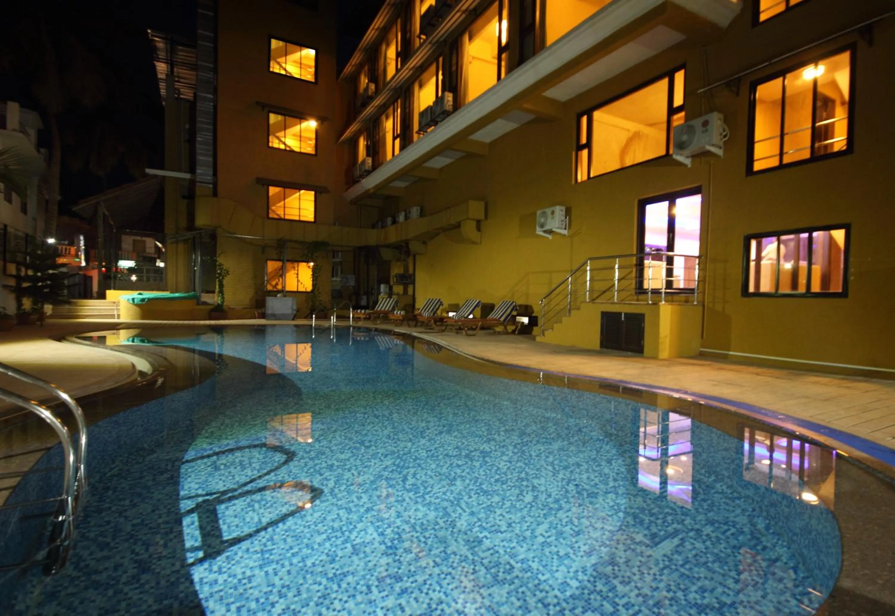 Swimming pool in De Baga Deck Comforts