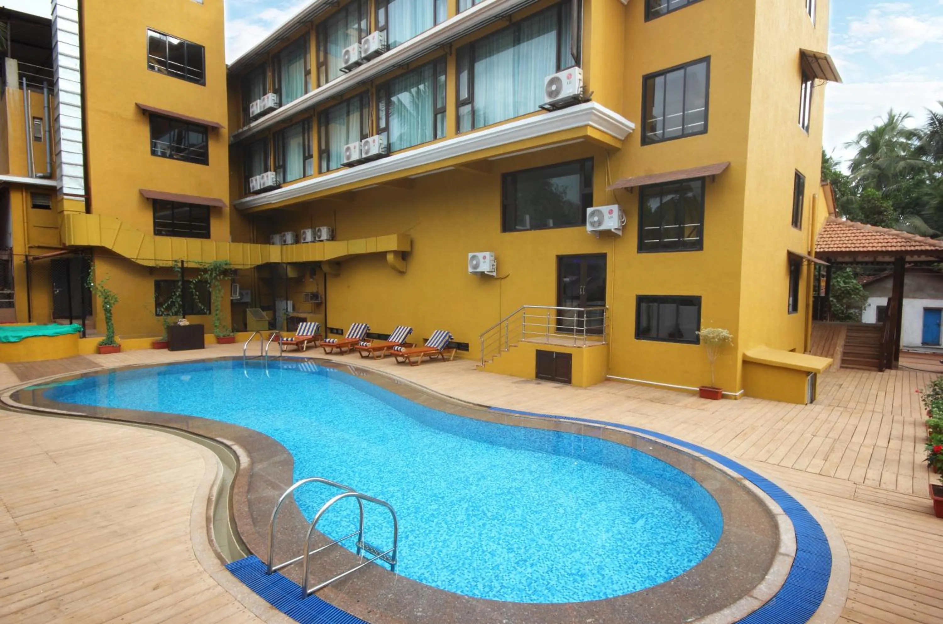 Swimming pool in De Baga Deck Comforts