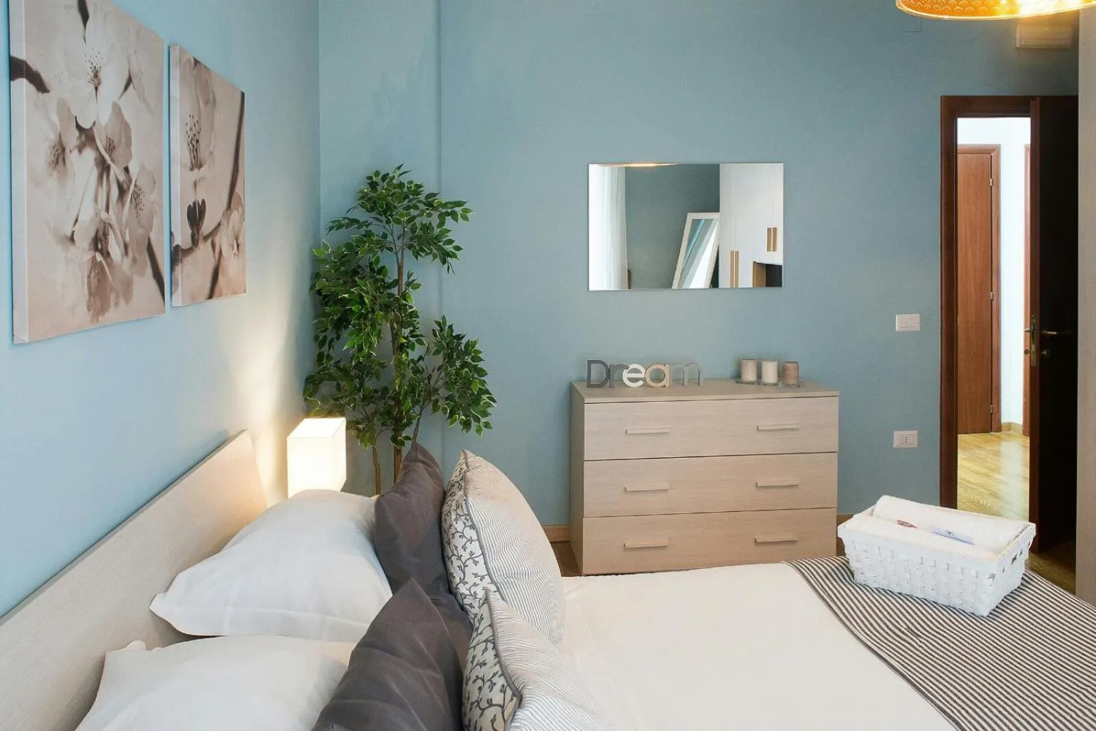 Photo of the whole room, Bed in Residenza Flegrea