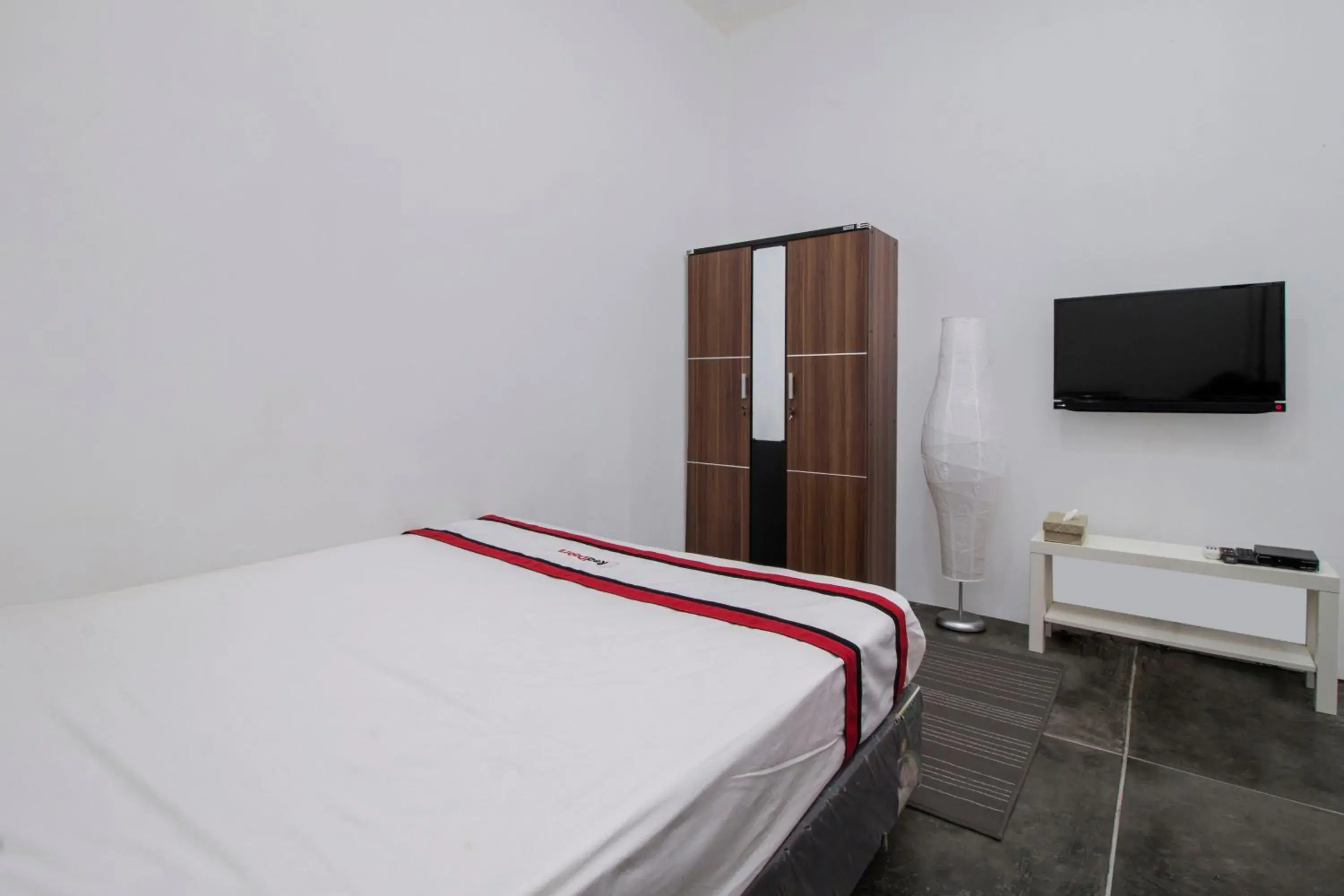 Bedroom, Bed in RedDoorz @ Radio Dalam Bedroom, Bed in RedDoorz @ Radio Dalam