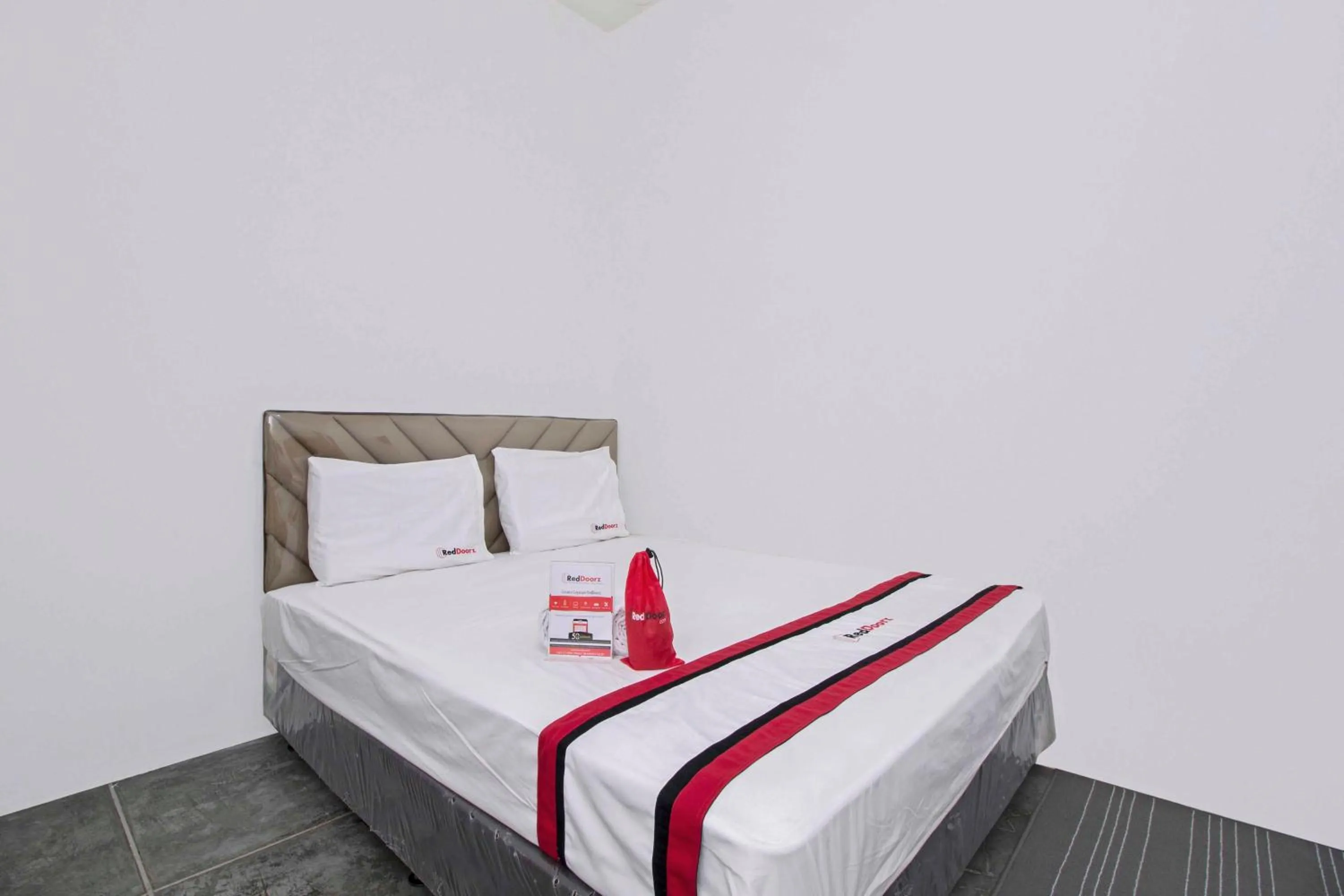 Bedroom, Bed in RedDoorz @ Radio Dalam