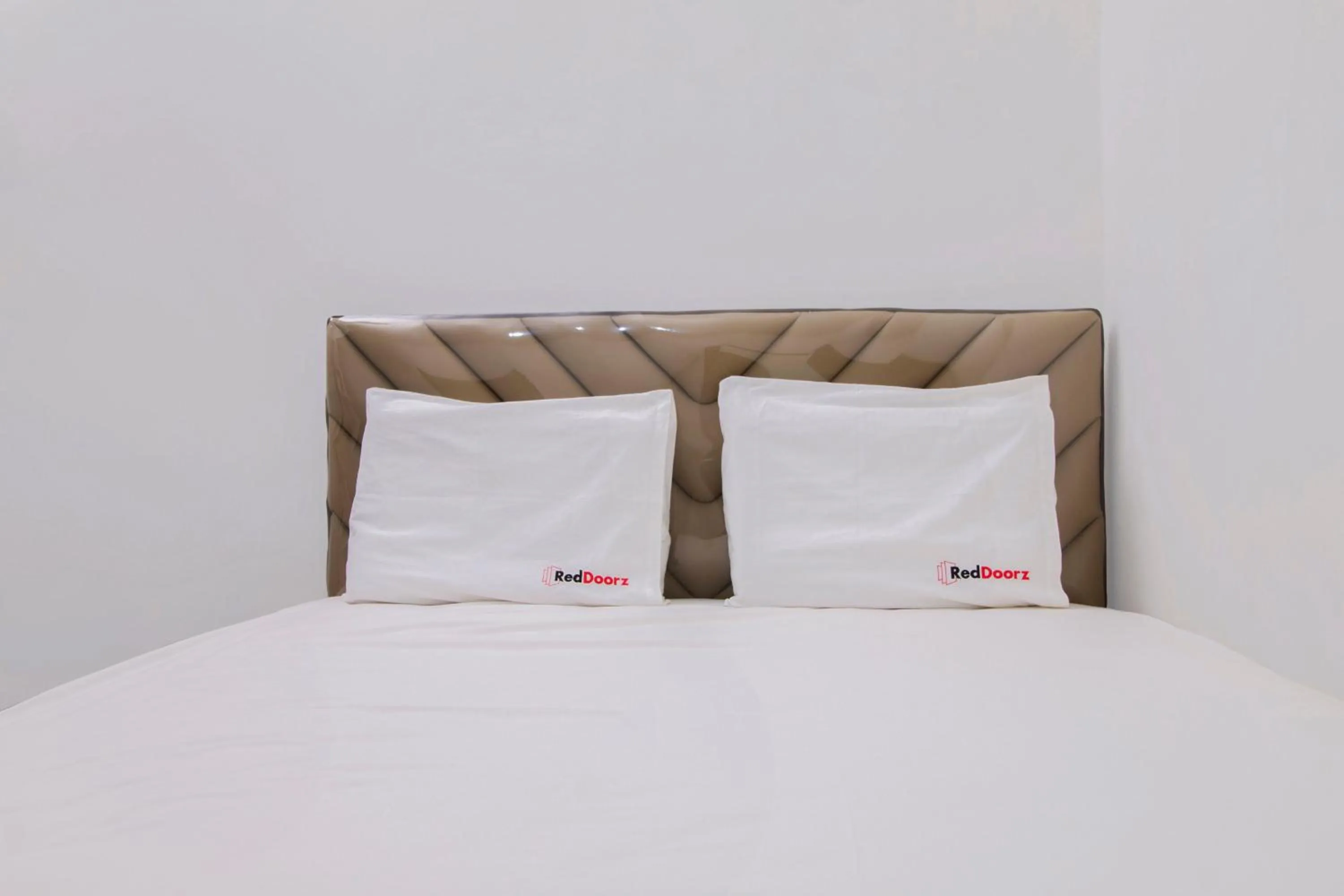 Bedroom, Bed in RedDoorz @ Radio Dalam