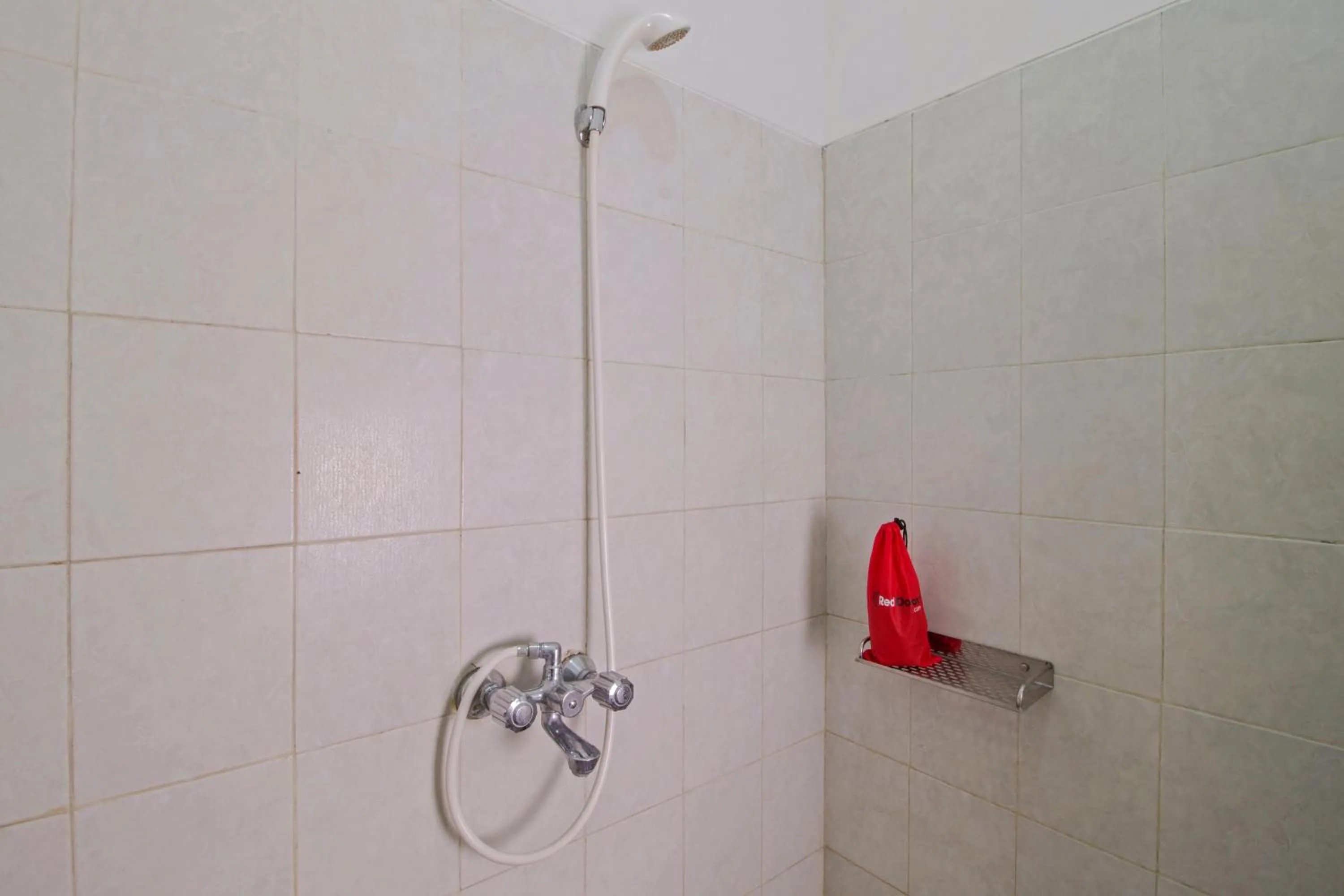 Bathroom in RedDoorz @ Radio Dalam