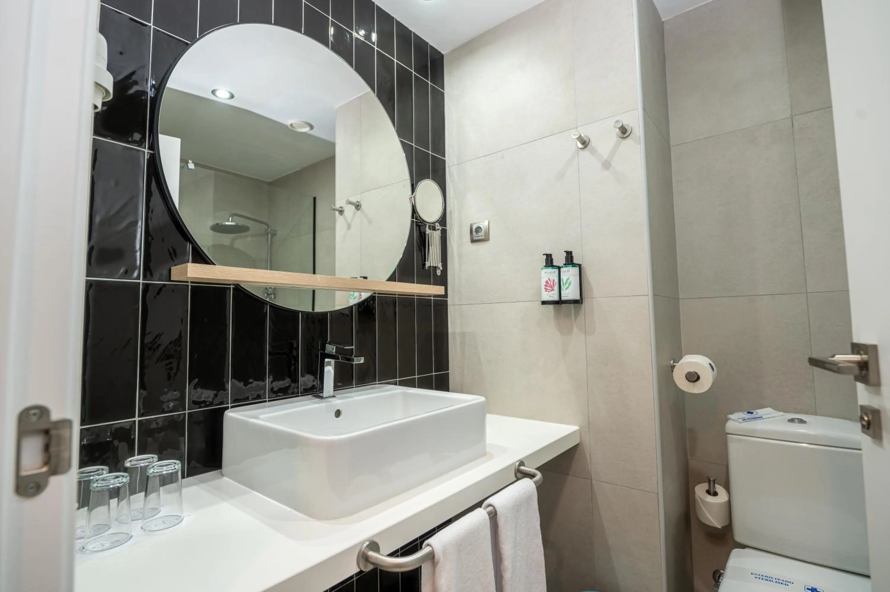 Shower in Hotel Roc Meler