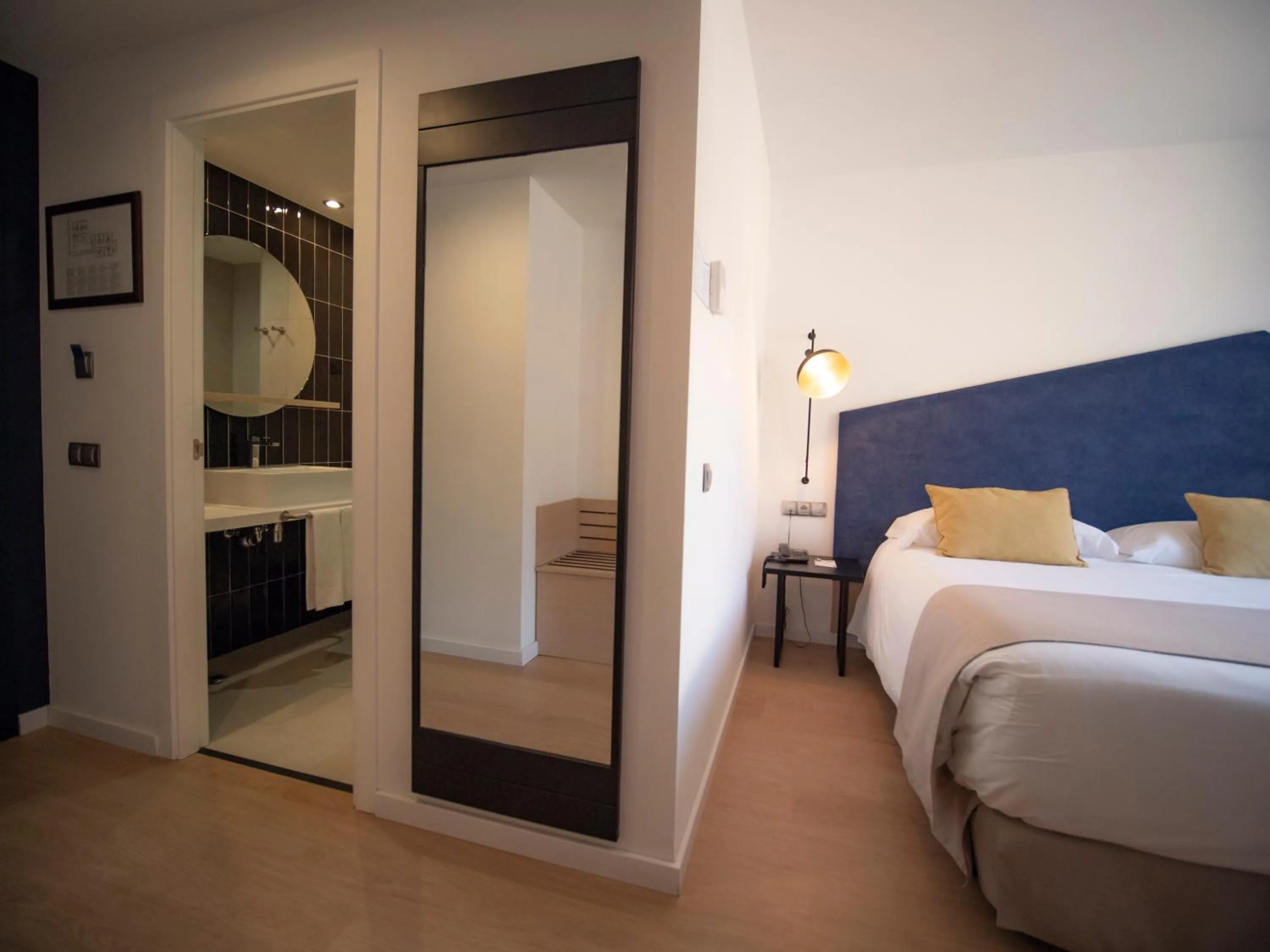 Bathroom, Bed in Hotel Roc Meler